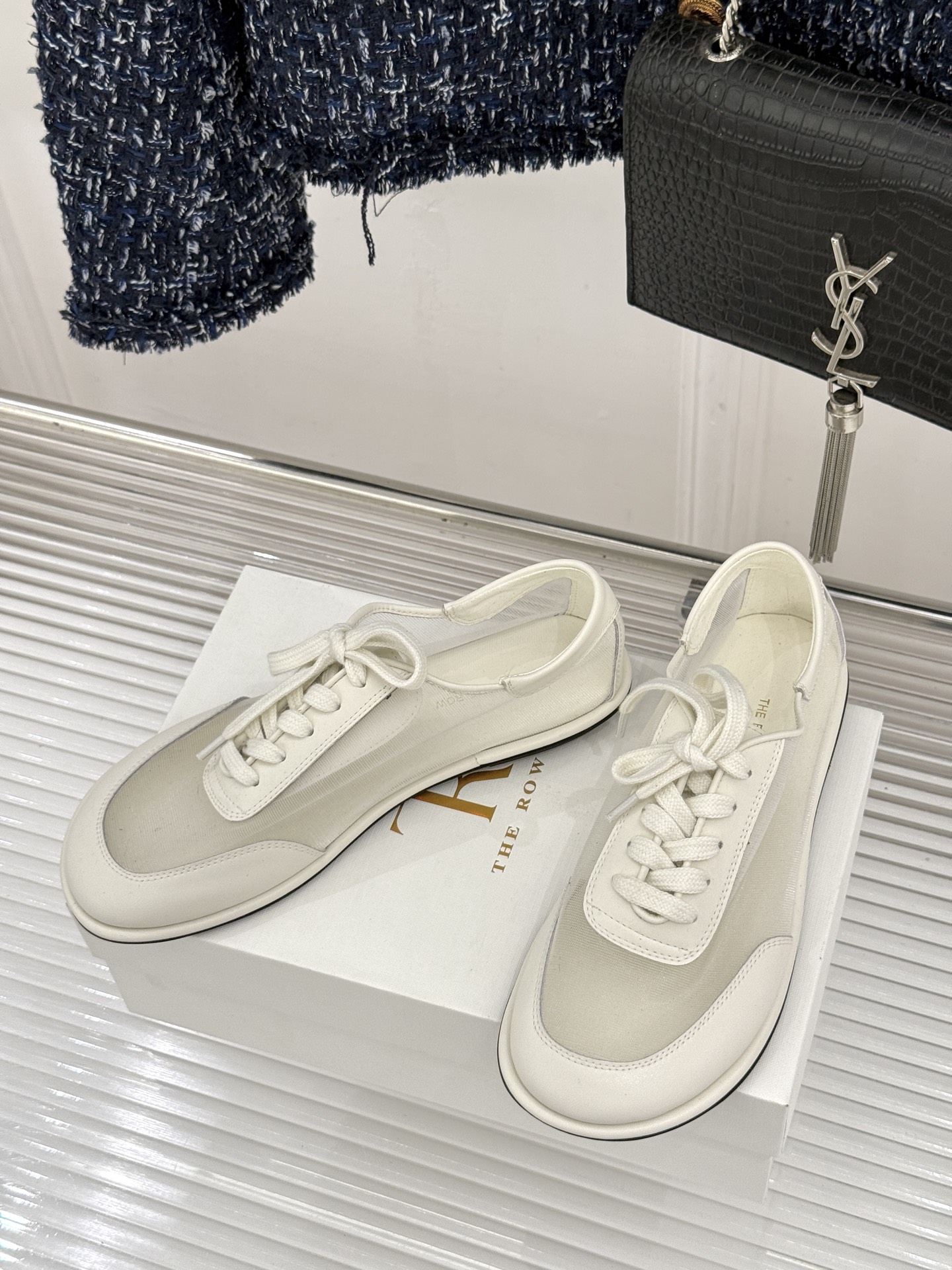 The Row 26WF新品网纱拼接麂皮休闲鞋以极简静奢重塑休闲鞋型。同色系网纱与麂皮精妙拼接通透轻盈与