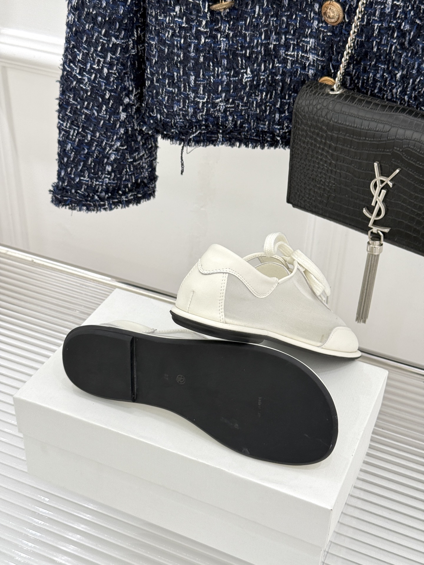 The Row 26WF新品网纱拼接麂皮休闲鞋以极简静奢重塑休闲鞋型。同色系网纱与麂皮精妙拼接通透轻盈与