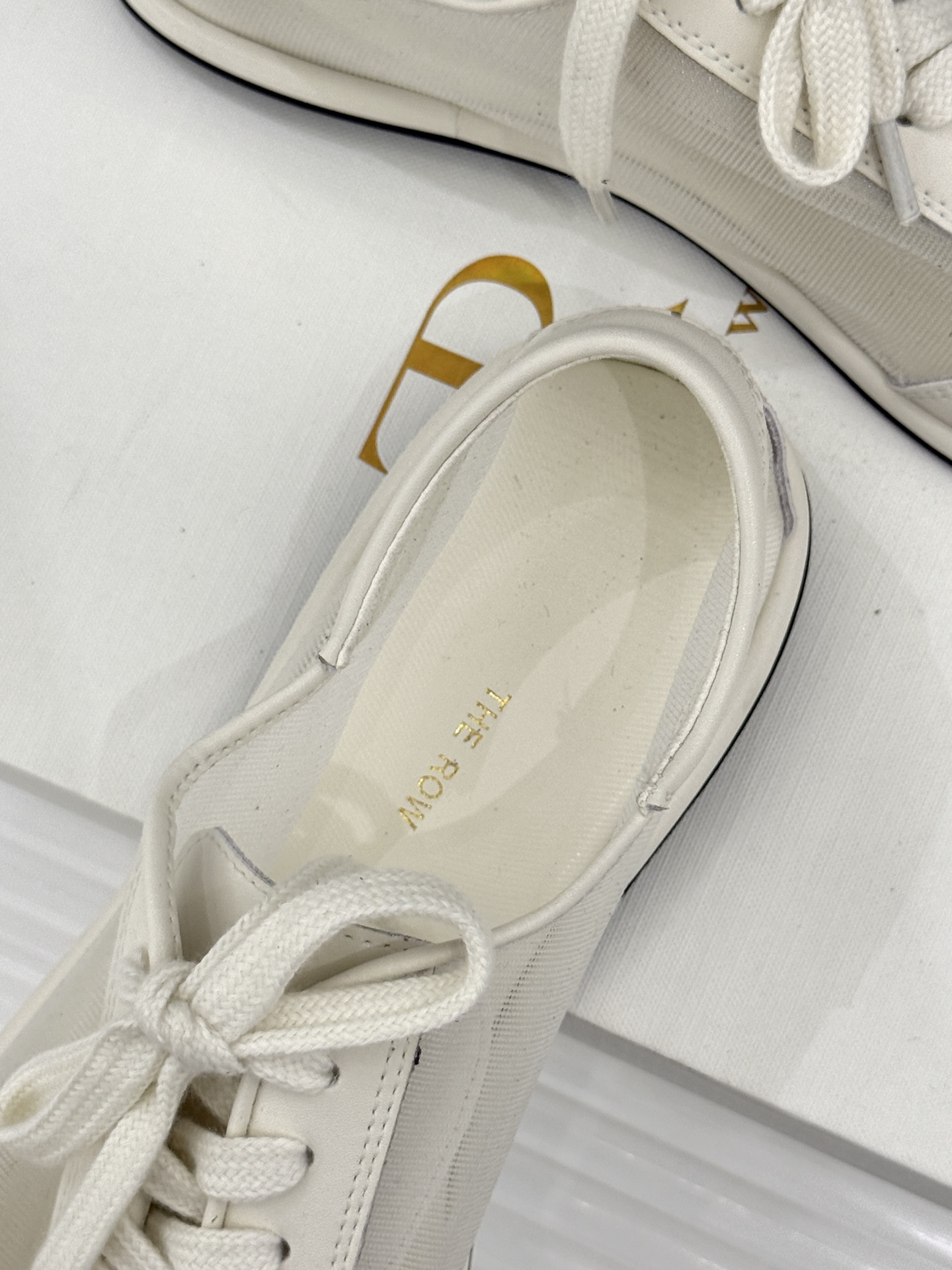 The Row 26WF新品网纱拼接麂皮休闲鞋以极简静奢重塑休闲鞋型。同色系网纱与麂皮精妙拼接通透轻盈与