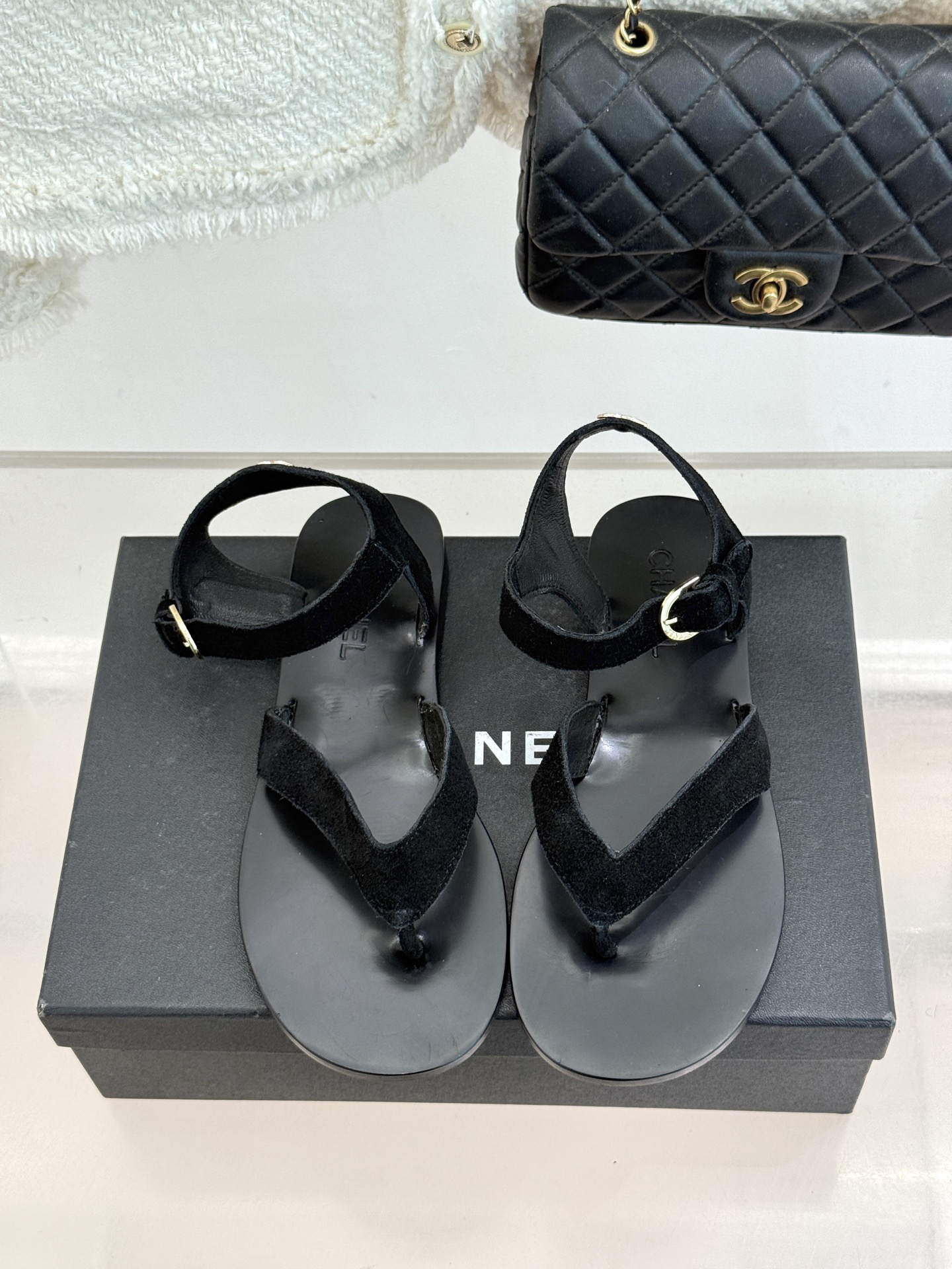 CHANE*｜小香极简夹脚人字凉鞋（以干净线条定义高级松弛。细腻小羊皮亲肤软糯 无多余装饰仅以微型双C暗