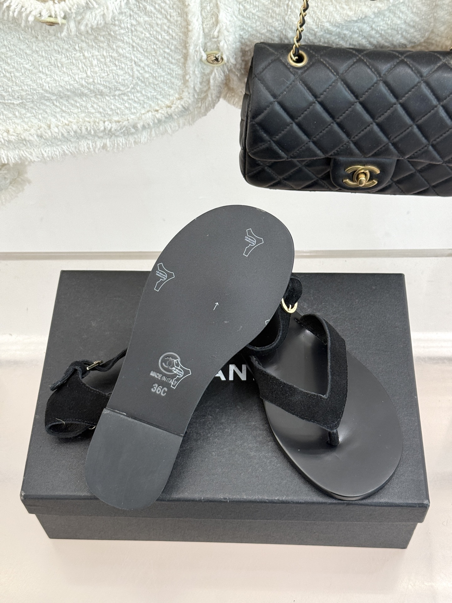 CHANE*｜小香极简夹脚人字凉鞋（以干净线条定义高级松弛。细腻小羊皮亲肤软糯 无多余装饰仅以微型双C暗