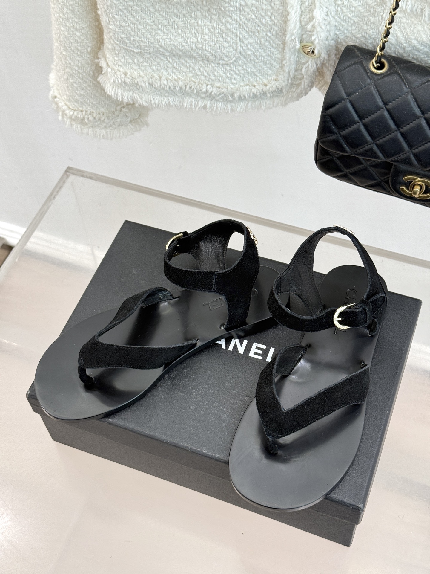 CHANE*｜小香极简夹脚人字凉鞋（以干净线条定义高级松弛。细腻小羊皮亲肤软糯 无多余装饰仅以微型双C暗