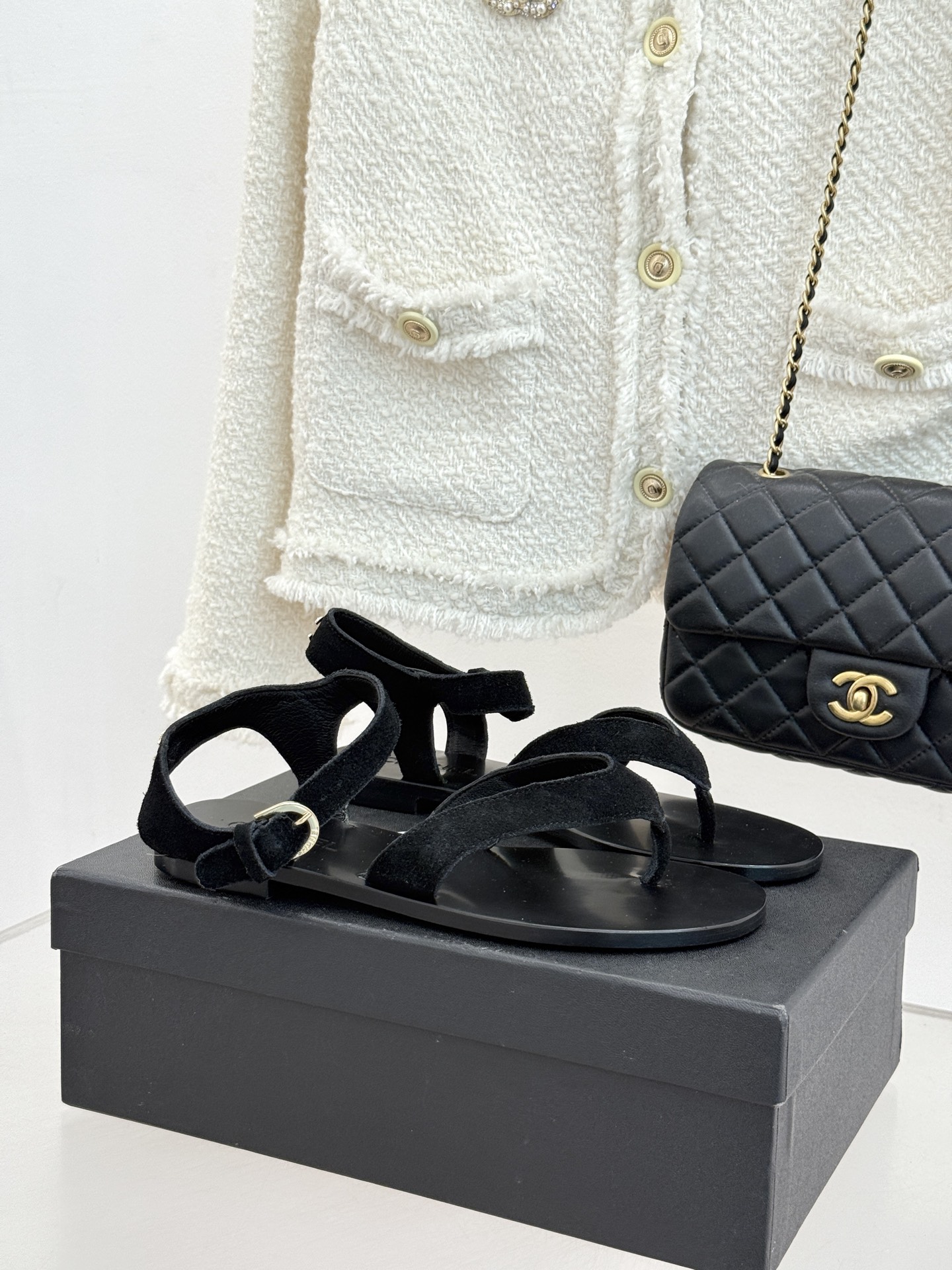 CHANE*｜小香极简夹脚人字凉鞋（以干净线条定义高级松弛。细腻小羊皮亲肤软糯 无多余装饰仅以微型双C暗