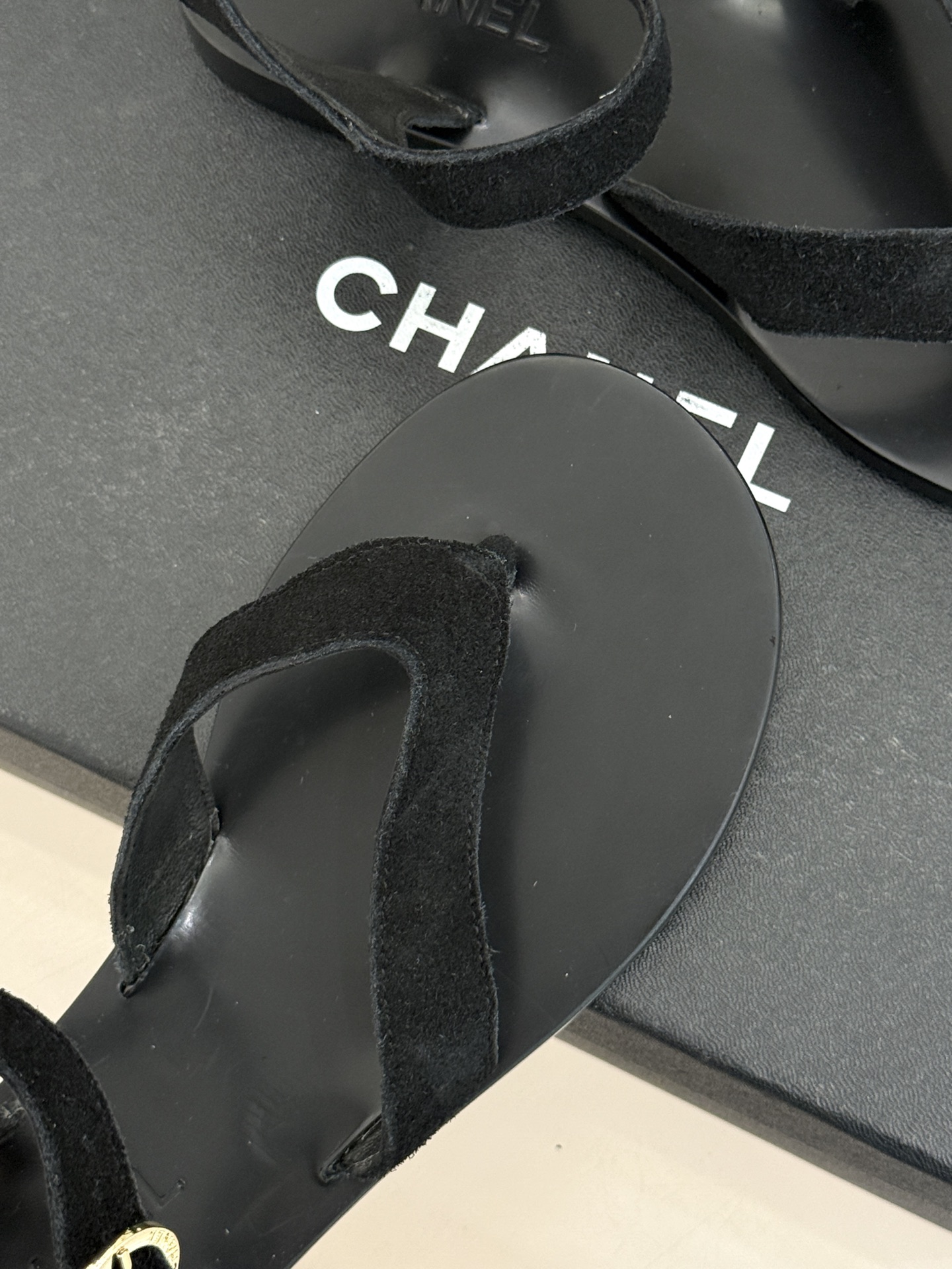 CHANE*｜小香极简夹脚人字凉鞋（以干净线条定义高级松弛。细腻小羊皮亲肤软糯 无多余装饰仅以微型双C暗