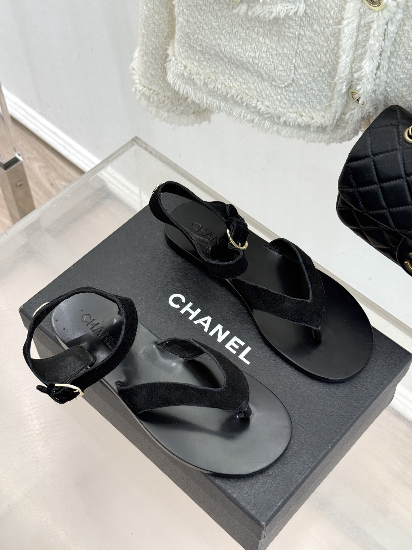 CHANE*｜小香极简夹脚人字凉鞋（以干净线条定义高级松弛。细腻小羊皮亲肤软糯 无多余装饰仅以微型双C暗