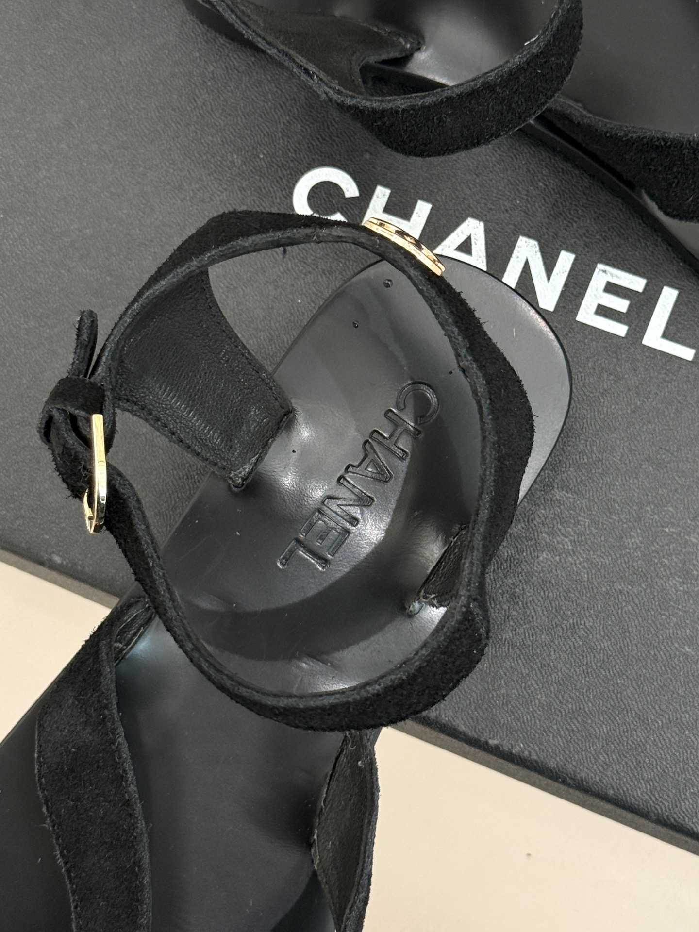 CHANE*｜小香极简夹脚人字凉鞋（以干净线条定义高级松弛。细腻小羊皮亲肤软糯 无多余装饰仅以微型双C暗