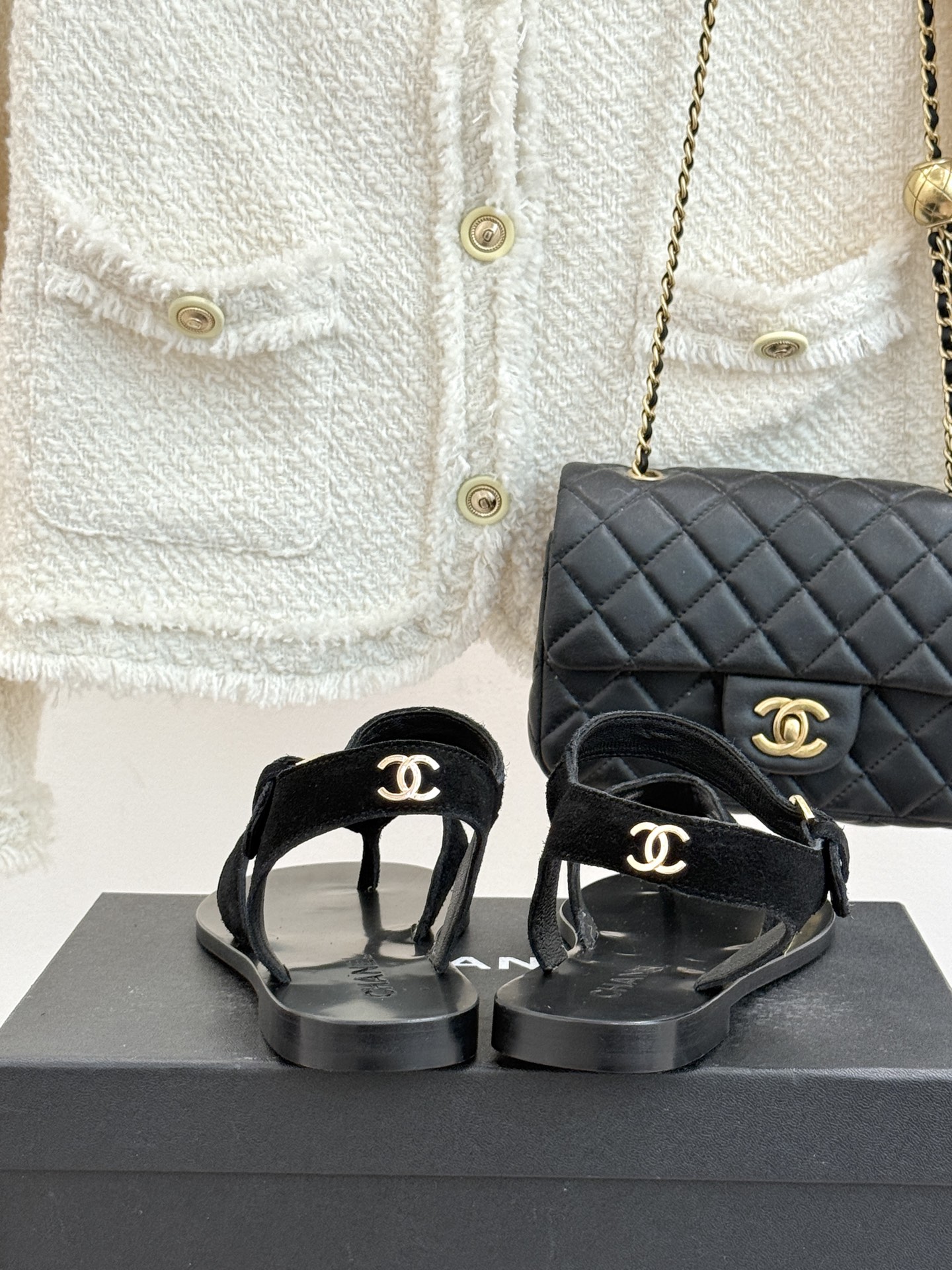 CHANE*｜小香极简夹脚人字凉鞋（以干净线条定义高级松弛。细腻小羊皮亲肤软糯 无多余装饰仅以微型双C暗