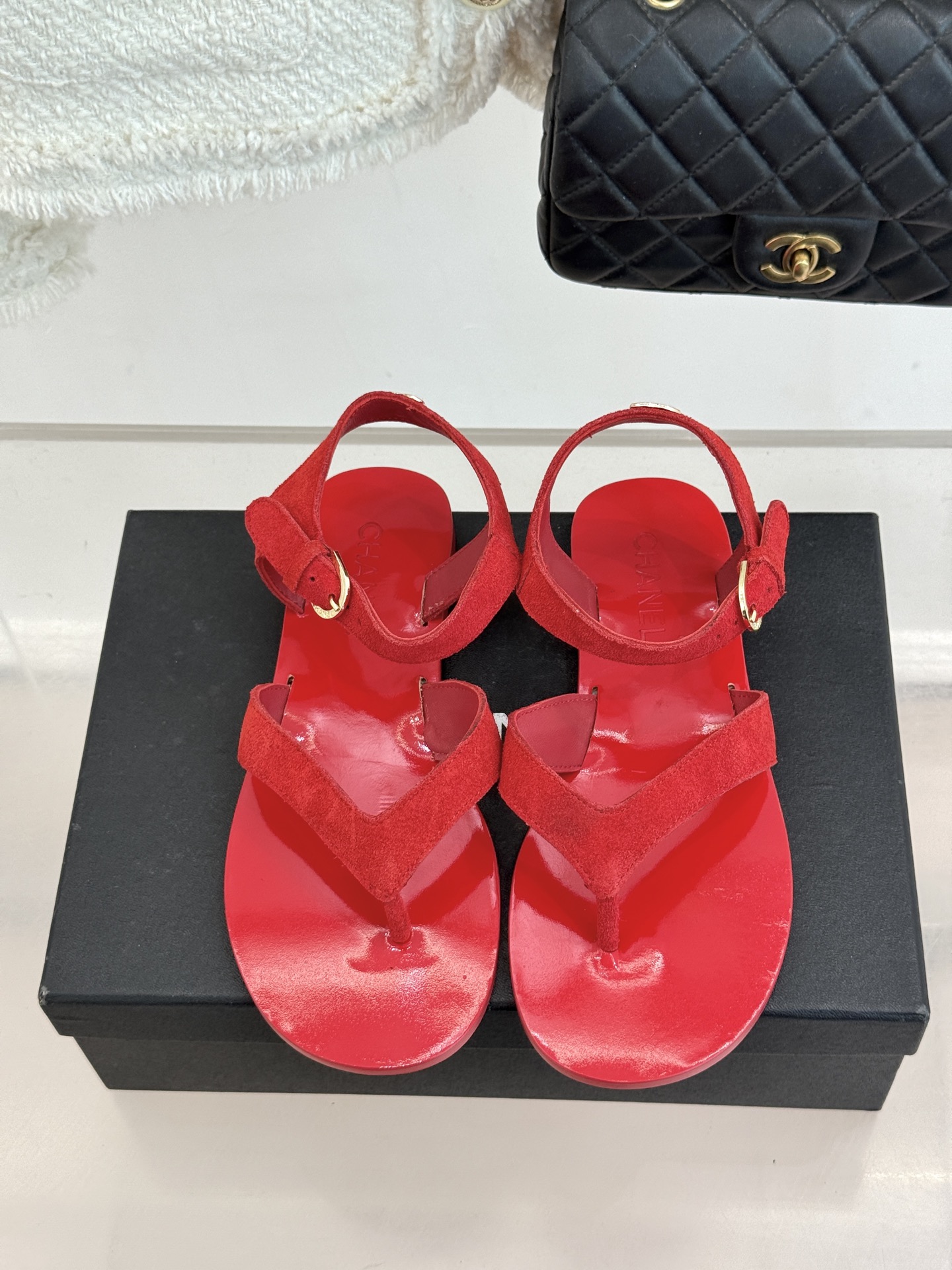 CHANE*｜小香极简夹脚人字凉鞋（以干净线条定义高级松弛。细腻小羊皮亲肤软糯 无多余装饰仅以微型双C暗