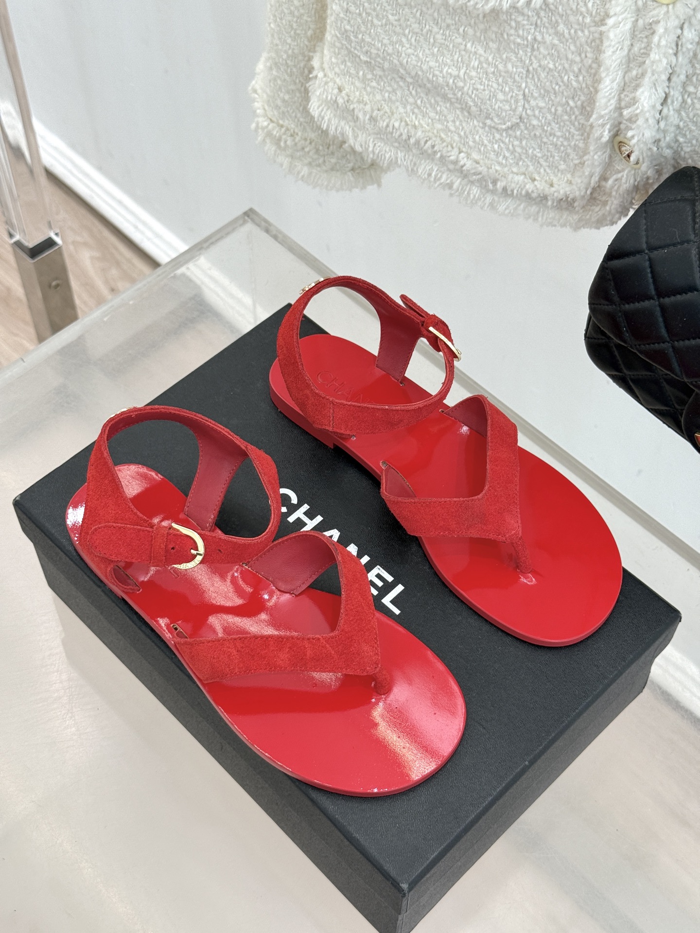 CHANE*｜小香极简夹脚人字凉鞋（以干净线条定义高级松弛。细腻小羊皮亲肤软糯 无多余装饰仅以微型双C暗