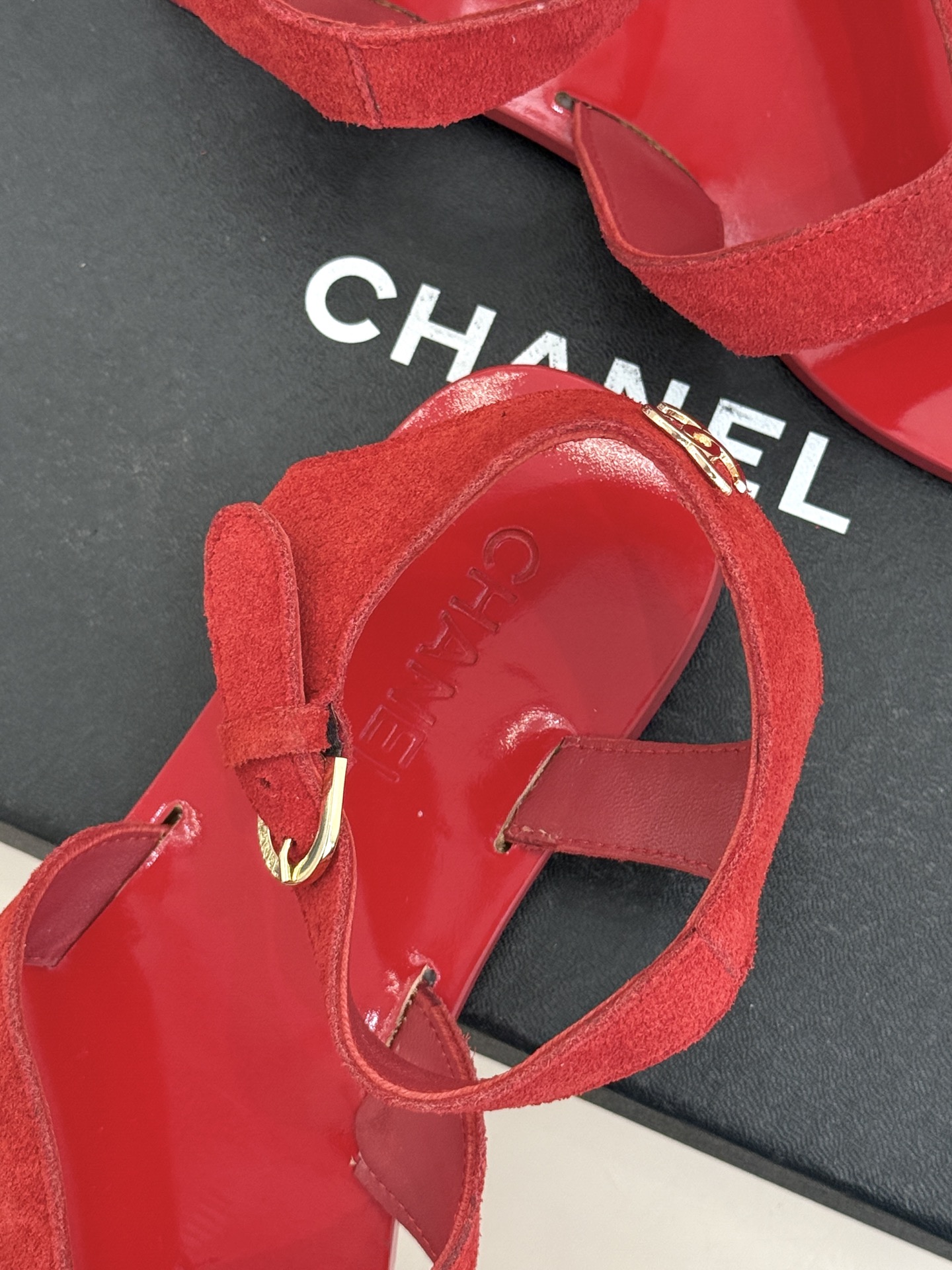 CHANE*｜小香极简夹脚人字凉鞋（以干净线条定义高级松弛。细腻小羊皮亲肤软糯 无多余装饰仅以微型双C暗