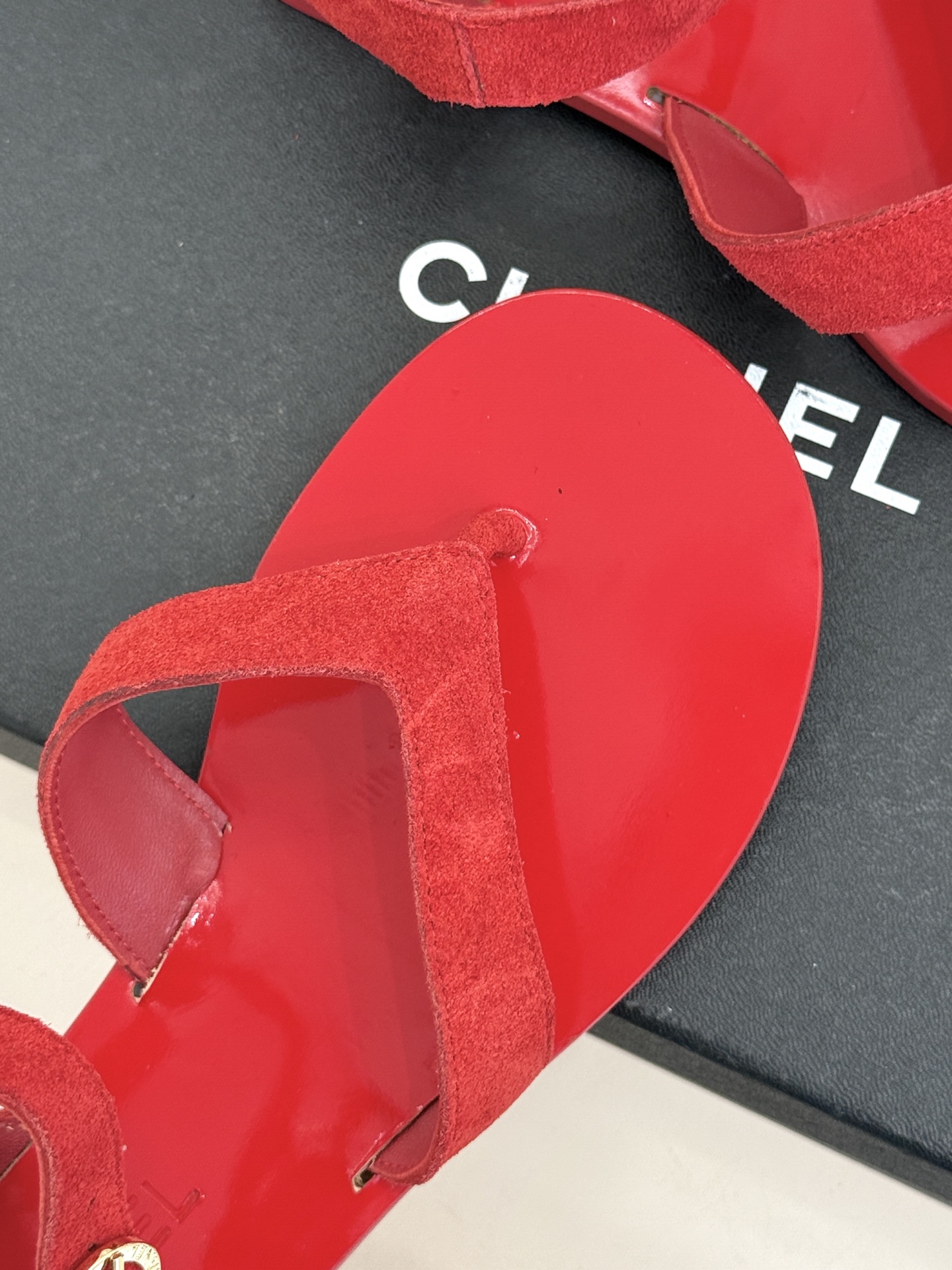 CHANE*｜小香极简夹脚人字凉鞋（以干净线条定义高级松弛。细腻小羊皮亲肤软糯 无多余装饰仅以微型双C暗