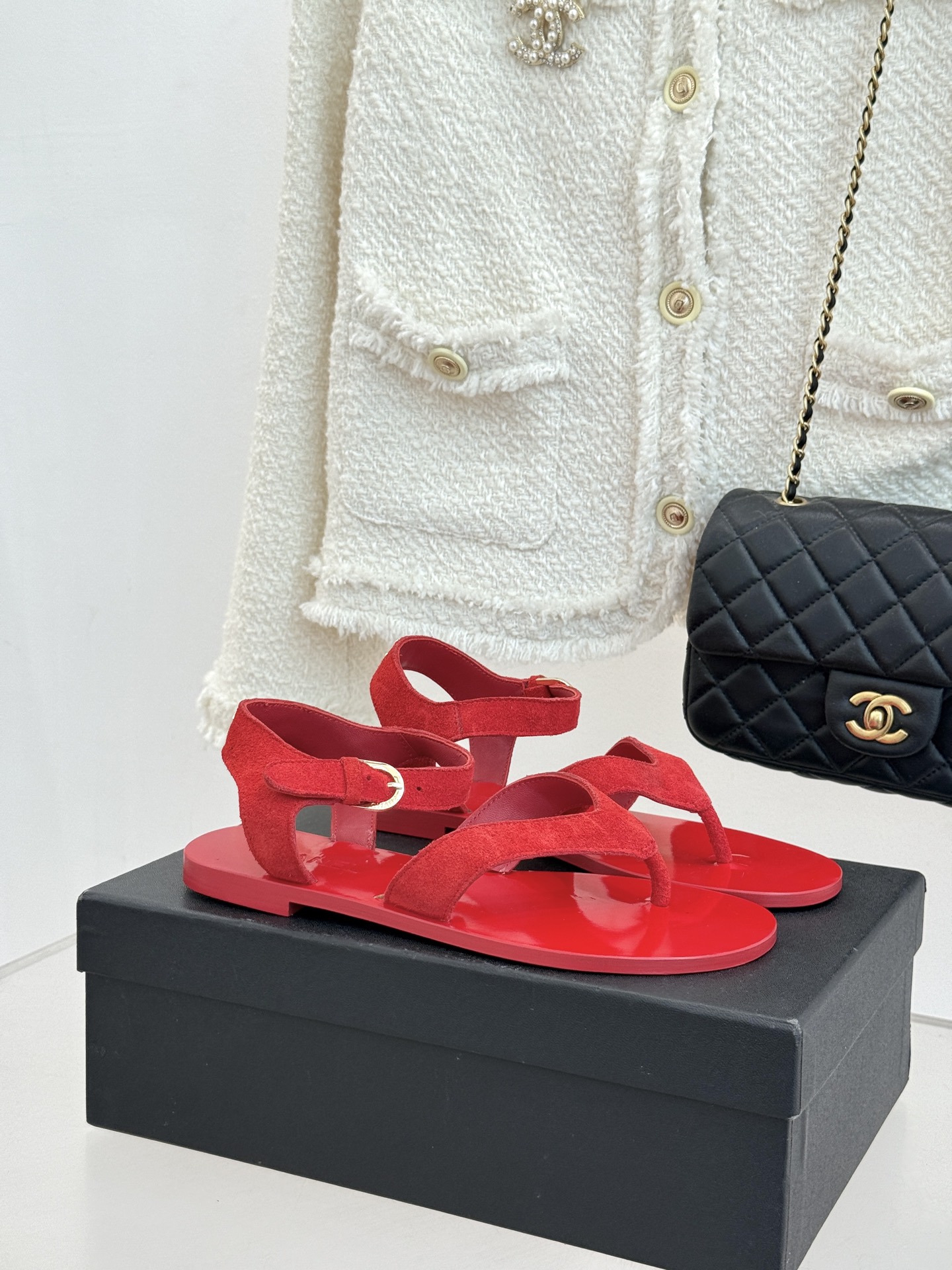 NO:782973,CHANE*｜Xiaoxiang Minimalist Flip-Flop Sandals (Defined with clean lines for high-end relaxation. Delicate lambskin is skin-friendly and soft. No unnecessary decoration. Only the micro double C concealed logo is a low-key finishing touch. It is restrained and distinguished. The classic flip-flop herringbone structure neatly exposes the skin and elongates the foot line. It is light and slimming. The flat bottom design is zero-burden and can be worn for a long time without being tired. It is comfortable for daily life, vacation and commuting.  Wear it smartly with a suit, gentle with a skirt, and casually with jeans. Italian handmade texture, every trace is exquisite, blending French elegance into relaxed daily life. It is a timeless luxury standard in the summer shoe cabinet. The fabric is made of original custom suede, the lining is silk sheepskin, and the Italian imported genuine leather outsole size35-39 (customized for 40/41)  No. 90720403, split-toe shoes, chanel, sandals, skirts, jeans, business suit, sheepskin, chamois leather, Leather soles19860909CHANE*｜小香极简夹脚人字凉鞋（ 以干净线条定义高级松弛. 细腻小羊皮亲肤软糯 无多余装饰 仅以微型双C暗标低调点睛 克制又显贵. 经典夹趾人字结构 利落露肤 拉长足部线条 轻盈显脚瘦. 平底设计零负担 久穿不累 日常、度假、通勤皆自在. 搭西装干练、配裙装温柔、穿牛仔裤随性. 意大利手工质感 每一处走线都藏着精致 把法式优雅融入松弛日常 是夏日鞋柜里永不过时的奢感标配. 面料采用原版定制麂皮 内里踮脚均为丝绸羊皮 意大利进口真皮大底 size35-39（40/41定制） 编号90720403,分趾鞋,chanel,sandals,skirts,jeans,business suit,sheepskin,chamois leather,Leather soles,Women's Shoes