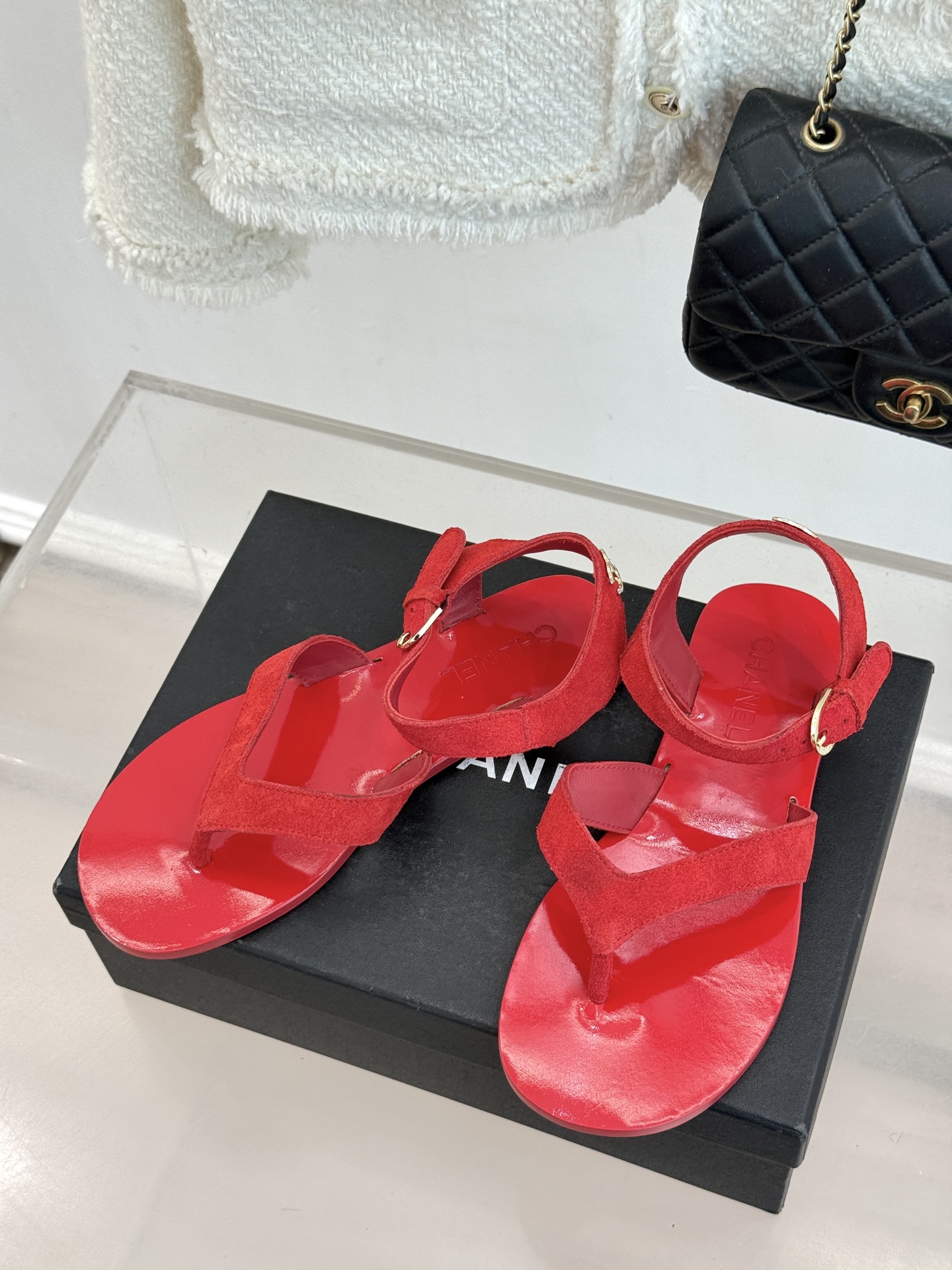 CHANE*｜小香极简夹脚人字凉鞋（以干净线条定义高级松弛。细腻小羊皮亲肤软糯 无多余装饰仅以微型双C暗