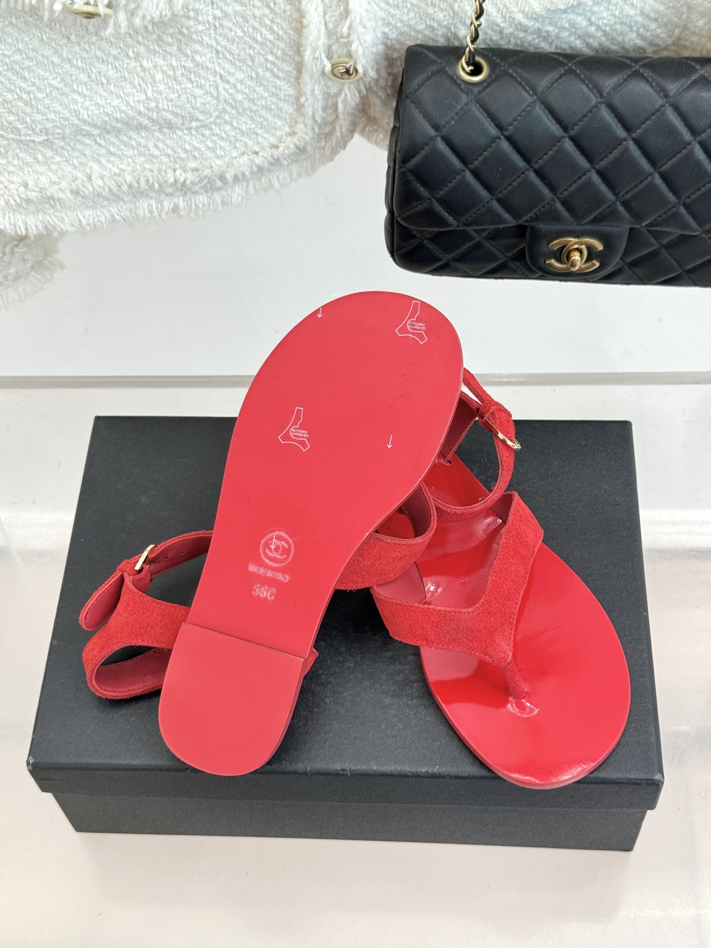 CHANE*｜小香极简夹脚人字凉鞋（以干净线条定义高级松弛。细腻小羊皮亲肤软糯 无多余装饰仅以微型双C暗