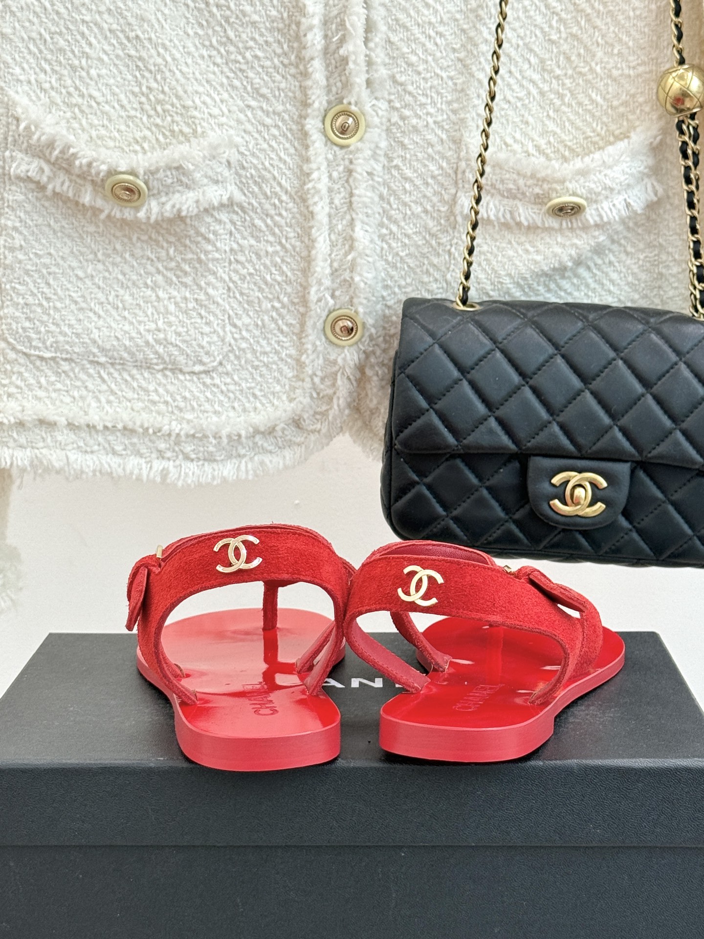 CHANE*｜小香极简夹脚人字凉鞋（以干净线条定义高级松弛。细腻小羊皮亲肤软糯 无多余装饰仅以微型双C暗