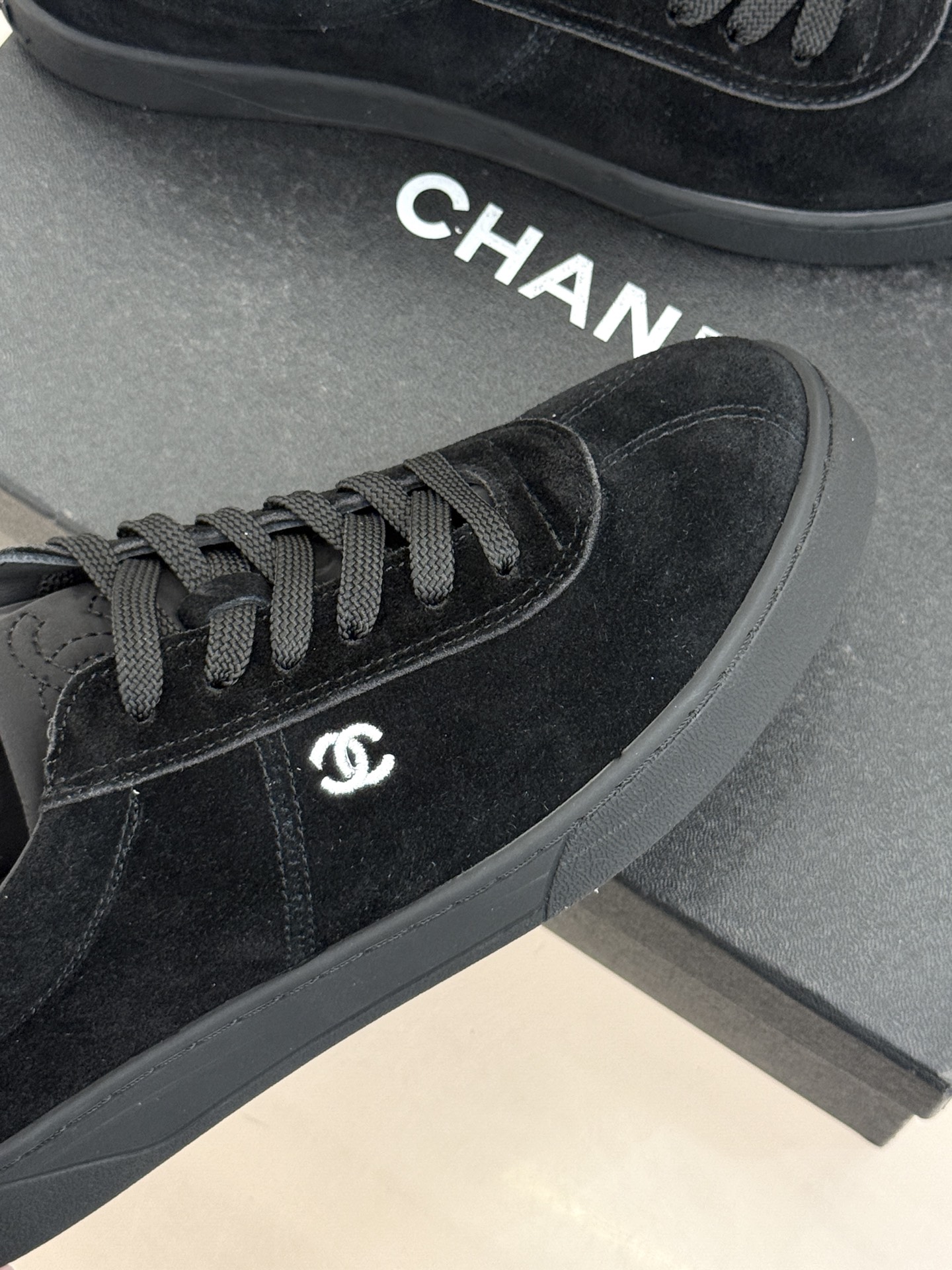 CHANE*｜小香26P小双C复古麂皮德训鞋以复古德训鞋型重塑老钱风休闲美学。细腻光面牛皮与柔润麂皮精妙