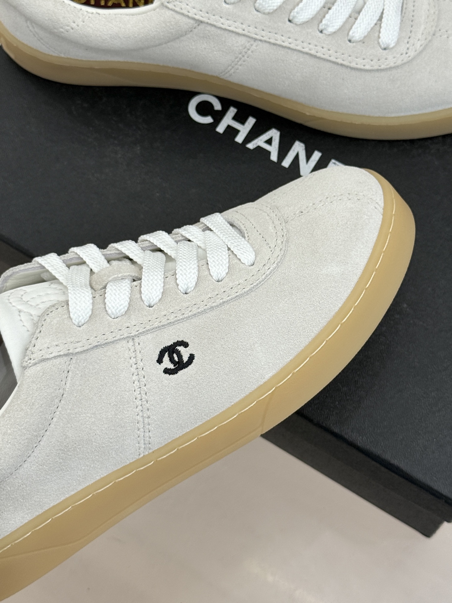 CHANE*｜小香26P小双C复古麂皮德训鞋以复古德训鞋型重塑老钱风休闲美学。细腻光面牛皮与柔润麂皮精妙