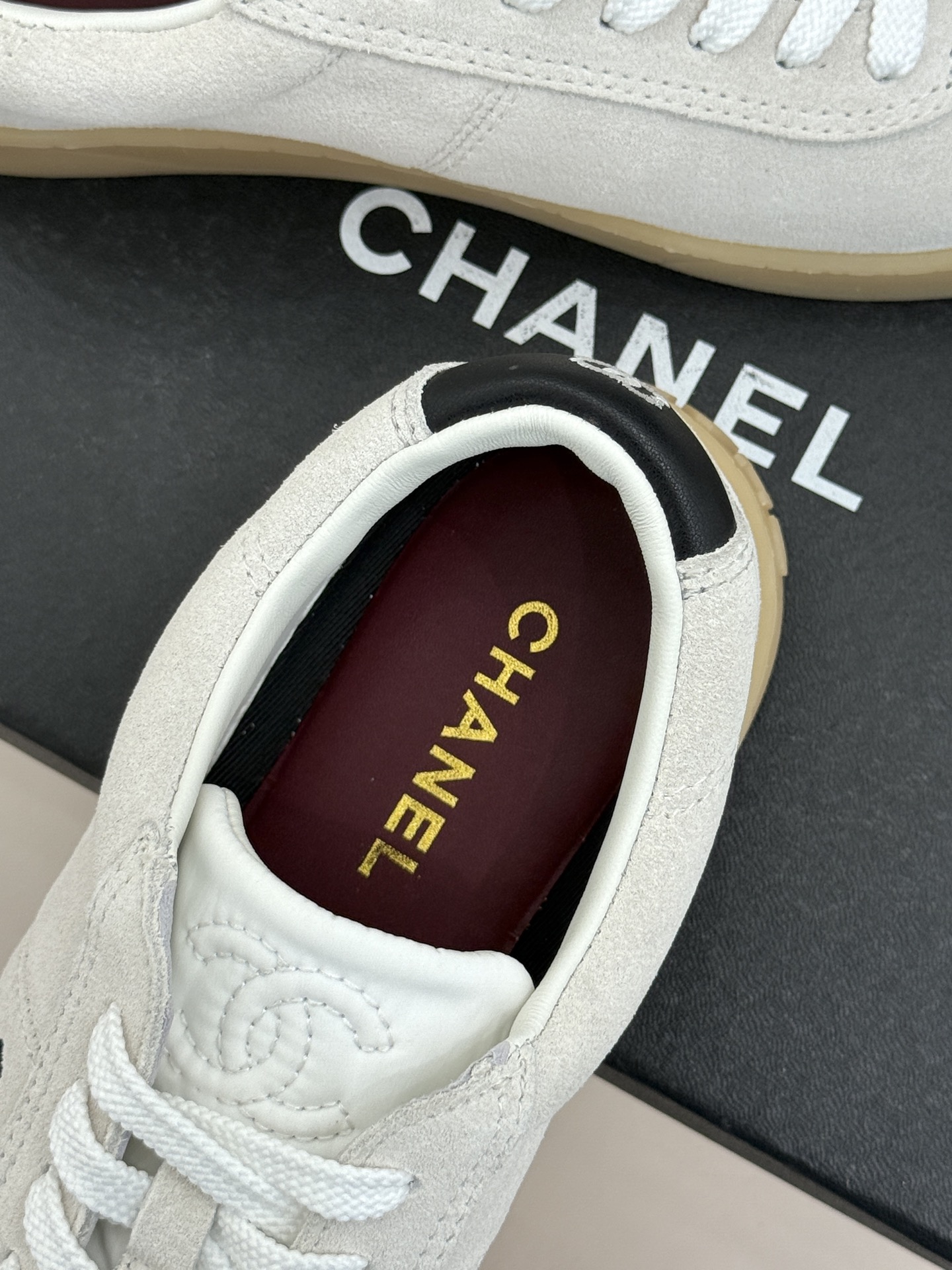 CHANE*｜小香26P小双C复古麂皮德训鞋以复古德训鞋型重塑老钱风休闲美学。细腻光面牛皮与柔润麂皮精妙