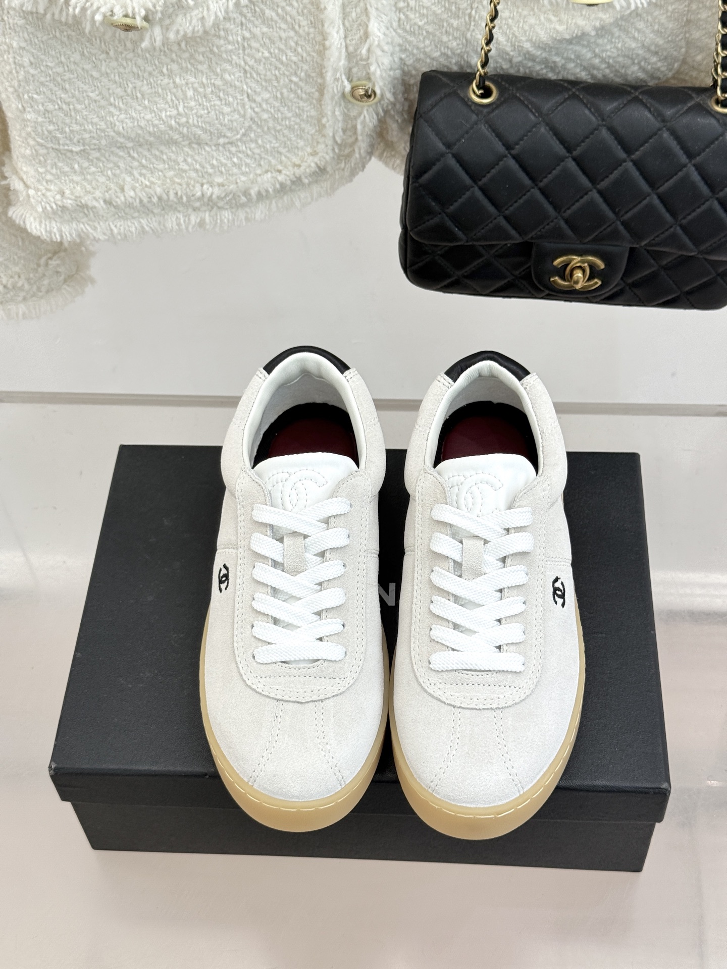 CHANE*｜小香26P小双C复古麂皮德训鞋以复古德训鞋型重塑老钱风休闲美学。细腻光面牛皮与柔润麂皮精妙