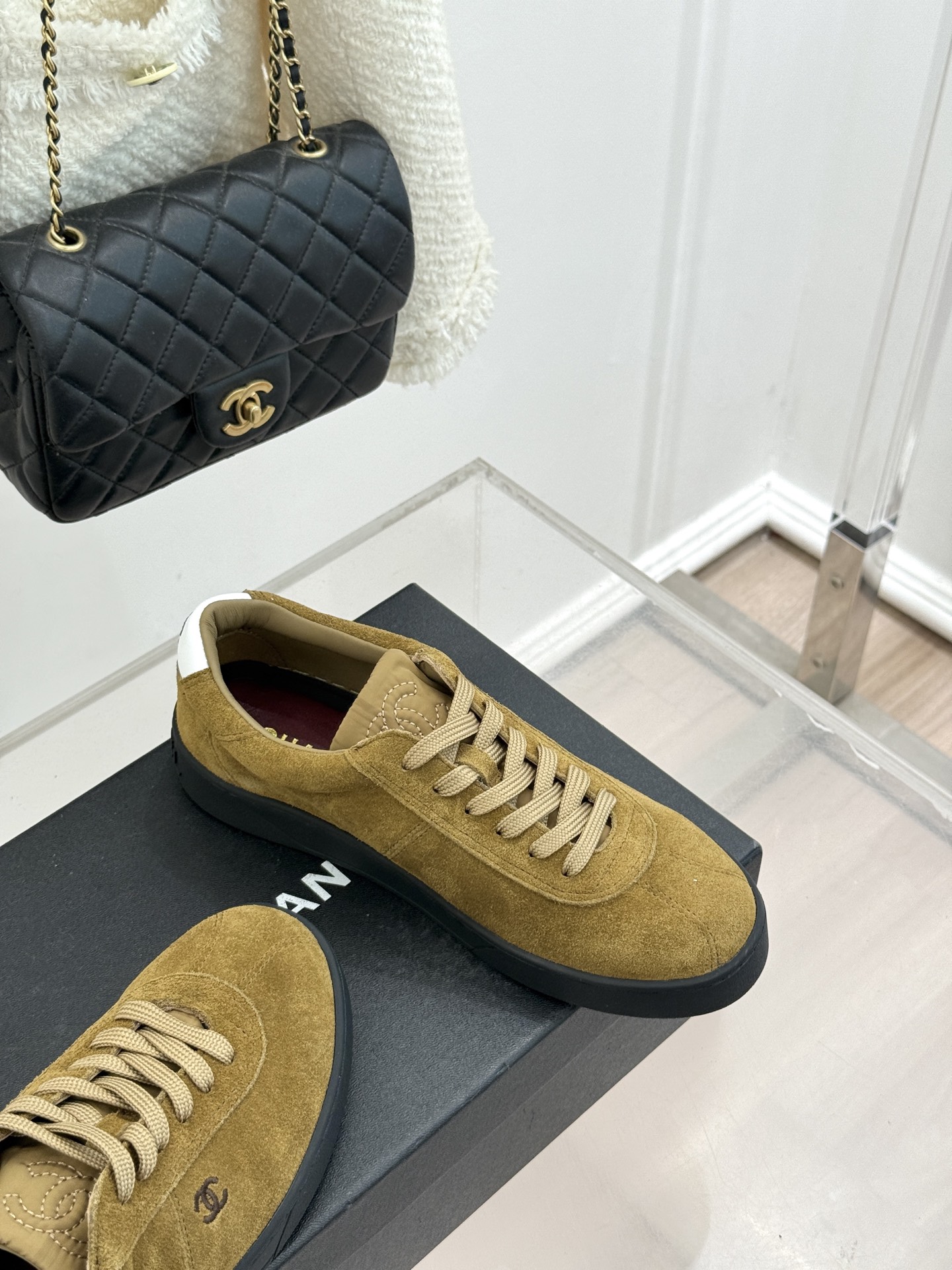 CHANE*｜小香26P小双C复古麂皮德训鞋以复古德训鞋型重塑老钱风休闲美学。细腻光面牛皮与柔润麂皮精妙