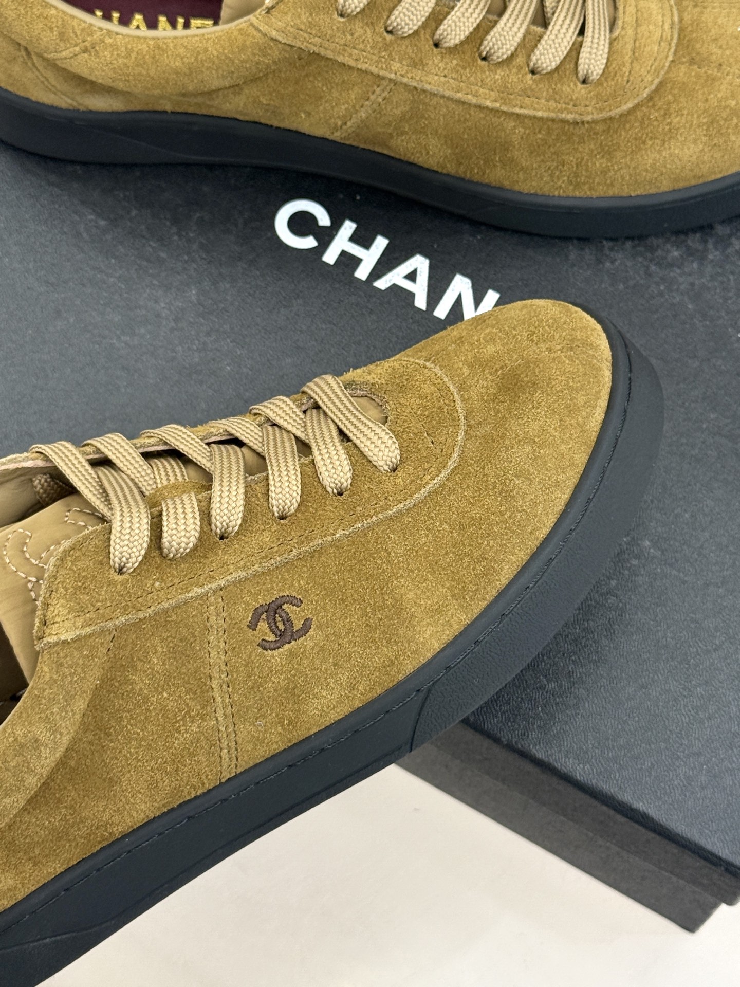 CHANE*｜小香26P小双C复古麂皮德训鞋以复古德训鞋型重塑老钱风休闲美学。细腻光面牛皮与柔润麂皮精妙