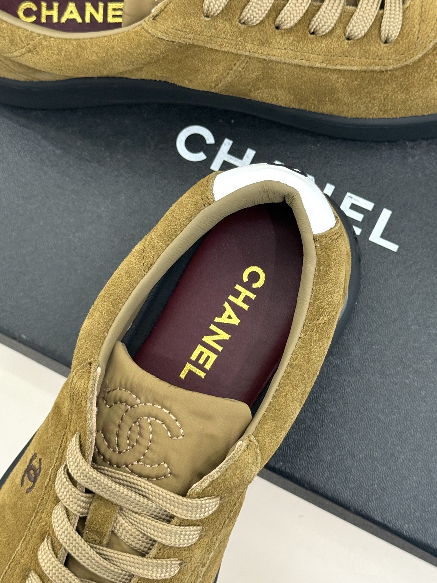 CHANE*｜小香26P小双C复古麂皮德训鞋以复古德训鞋型重塑老钱风休闲美学。细腻光面牛皮与柔润麂皮精妙