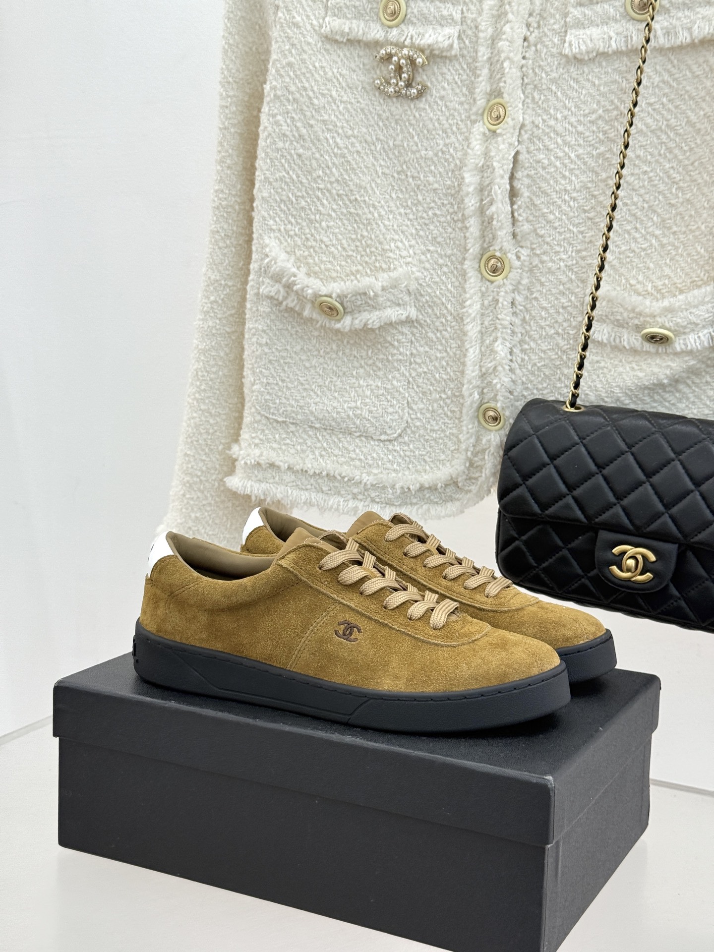 CHANE*｜小香26P小双C复古麂皮德训鞋以复古德训鞋型重塑老钱风休闲美学。细腻光面牛皮与柔润麂皮精妙