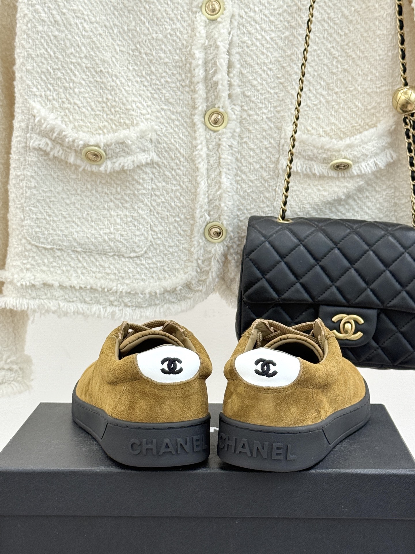 CHANE*｜小香26P小双C复古麂皮德训鞋以复古德训鞋型重塑老钱风休闲美学。细腻光面牛皮与柔润麂皮精妙