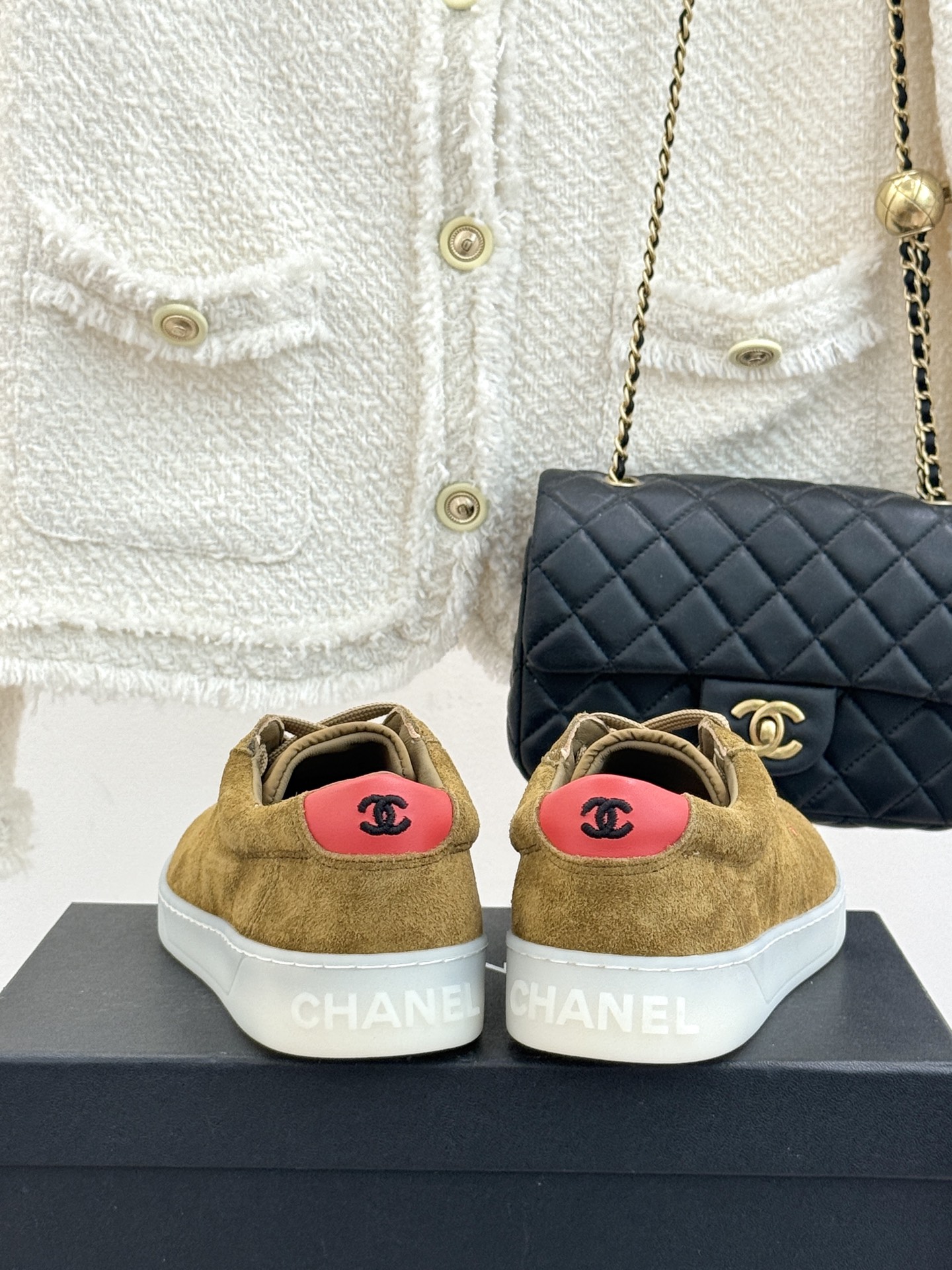 CHANE*｜小香26P小双C复古麂皮德训鞋以复古德训鞋型重塑老钱风休闲美学。细腻光面牛皮与柔润麂皮精妙