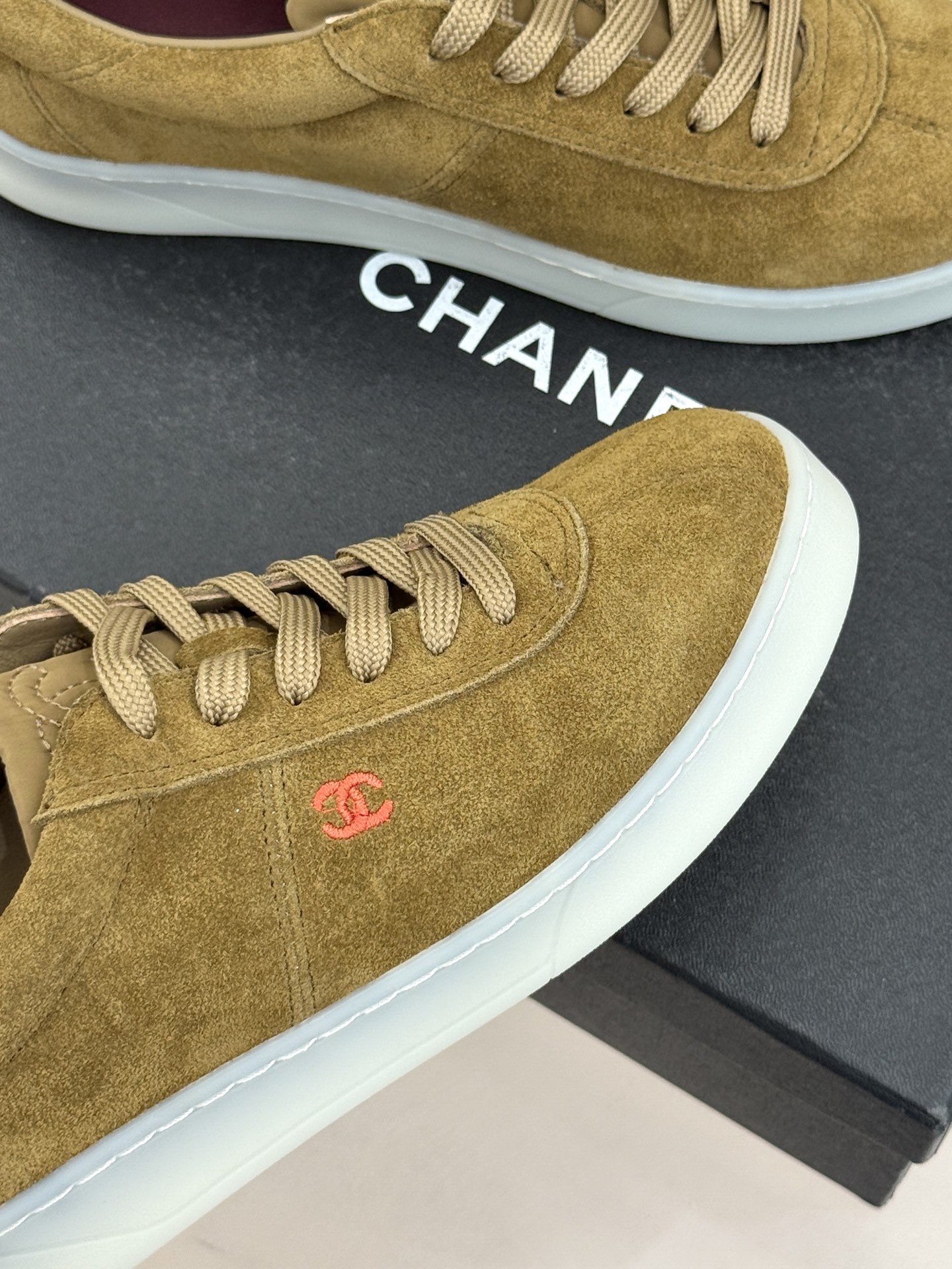 CHANE*｜小香26P小双C复古麂皮德训鞋以复古德训鞋型重塑老钱风休闲美学。细腻光面牛皮与柔润麂皮精妙