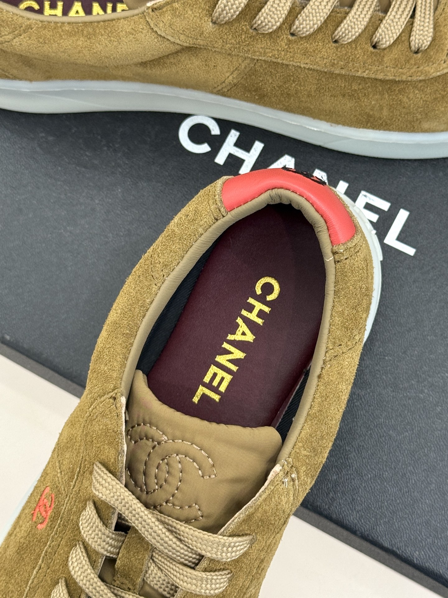 CHANE*｜小香26P小双C复古麂皮德训鞋以复古德训鞋型重塑老钱风休闲美学。细腻光面牛皮与柔润麂皮精妙