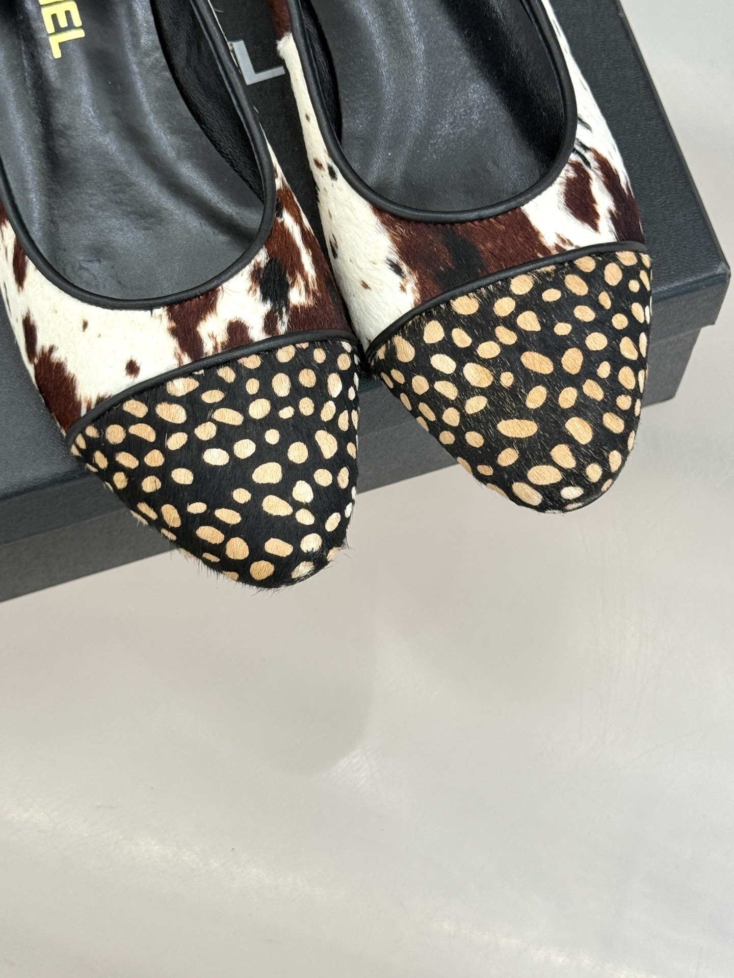 CHANE*｜小香26S双C拼接系列豹纹马毛拼色凉鞋/单鞋以经典双色拼接碰撞野性豹纹标志性双C金属扣点缀