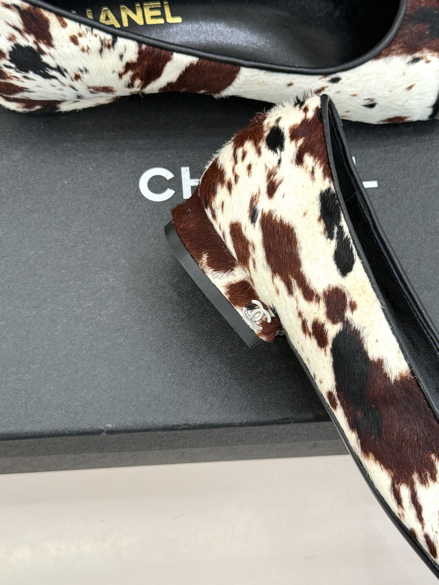 CHANE*｜小香26S双C拼接系列豹纹马毛拼色凉鞋/单鞋以经典双色拼接碰撞野性豹纹标志性双C金属扣点缀