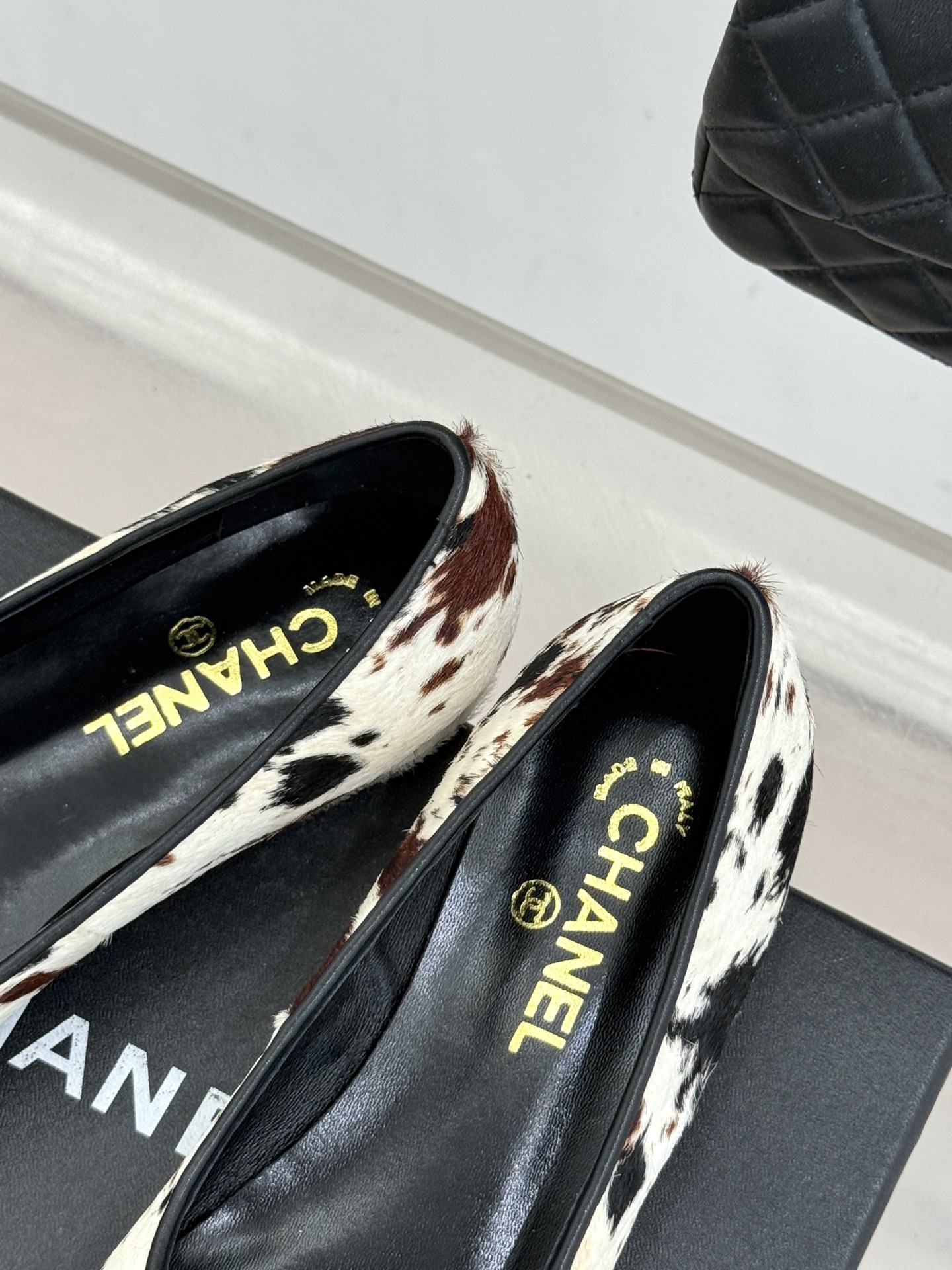 CHANE*｜小香26S双C拼接系列豹纹马毛拼色凉鞋/单鞋以经典双色拼接碰撞野性豹纹标志性双C金属扣点缀