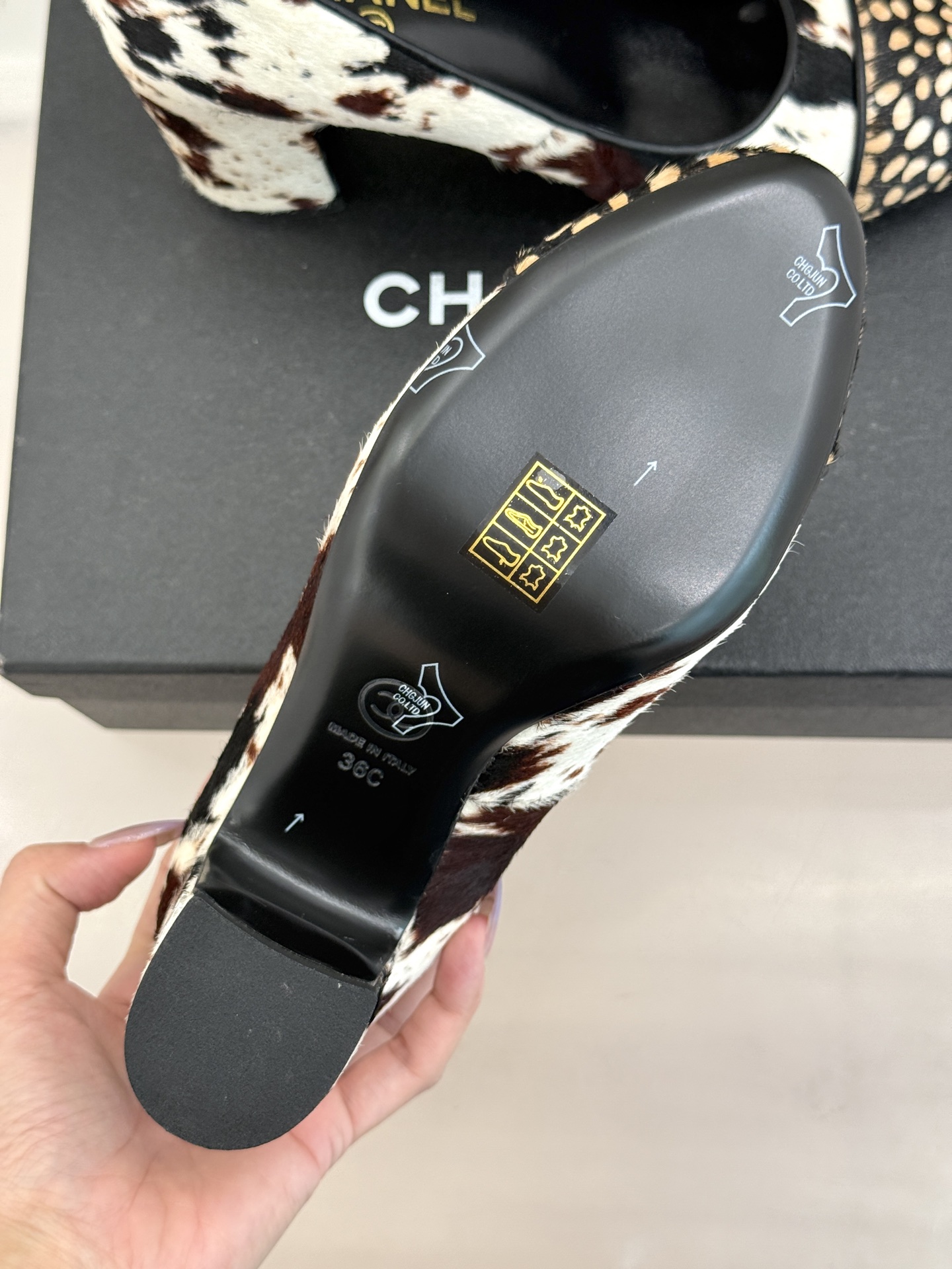 CHANE*｜小香26S双C拼接系列豹纹马毛拼色凉鞋/单鞋以经典双色拼接碰撞野性豹纹标志性双C金属扣点缀