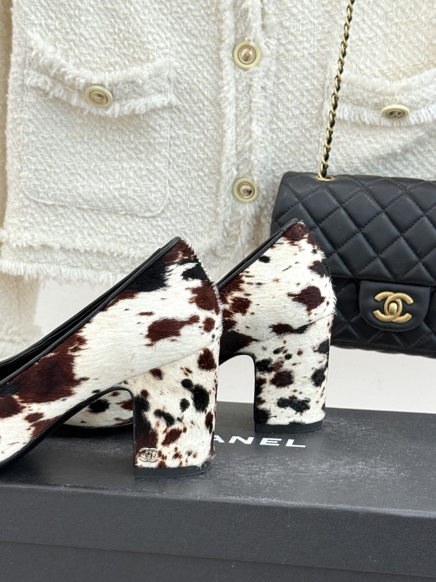 CHANE*｜小香26S双C拼接系列豹纹马毛拼色凉鞋/单鞋以经典双色拼接碰撞野性豹纹标志性双C金属扣点缀