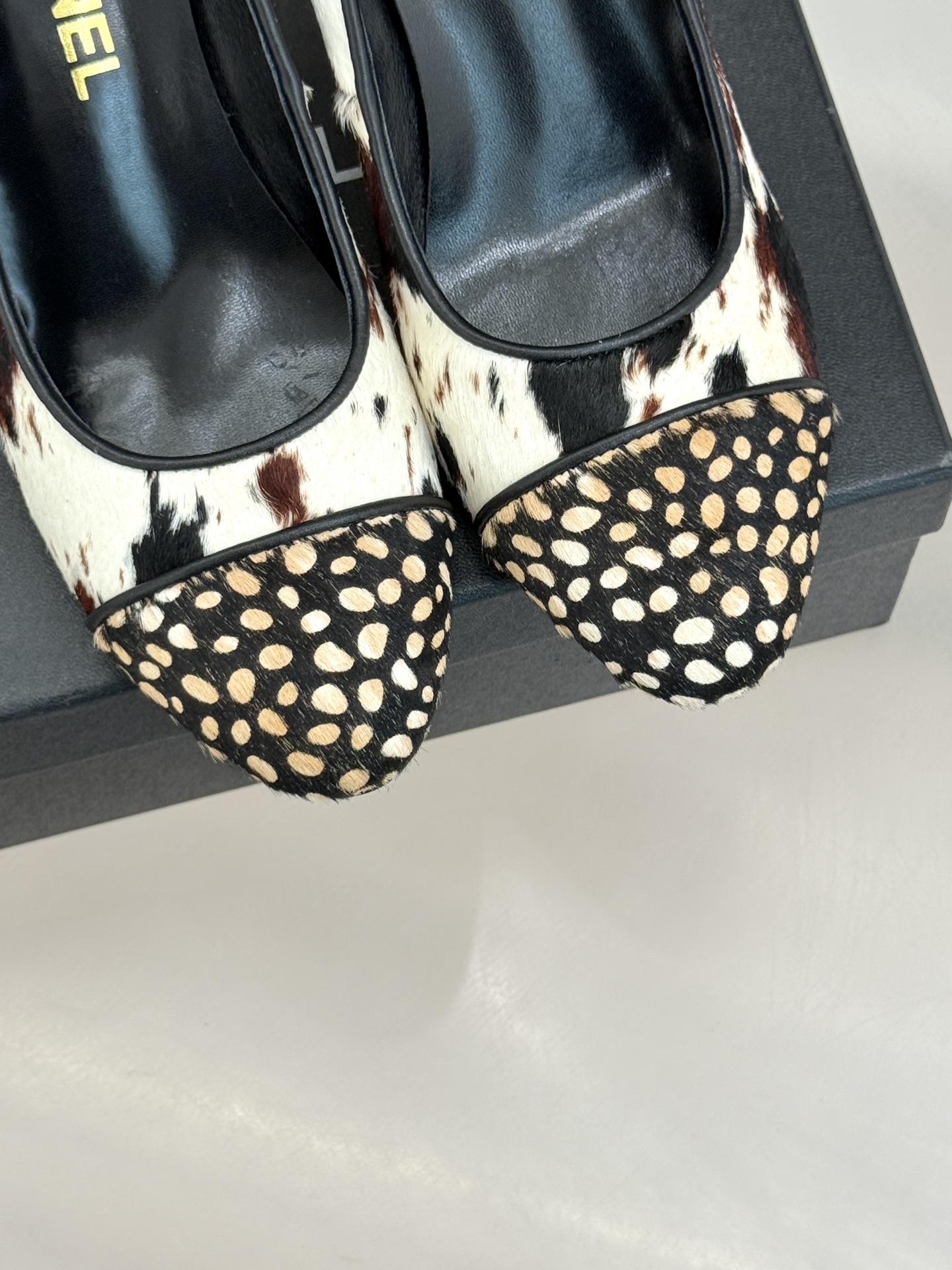 CHANE*｜小香26S双C拼接系列豹纹马毛拼色凉鞋/单鞋以经典双色拼接碰撞野性豹纹标志性双C金属扣点缀