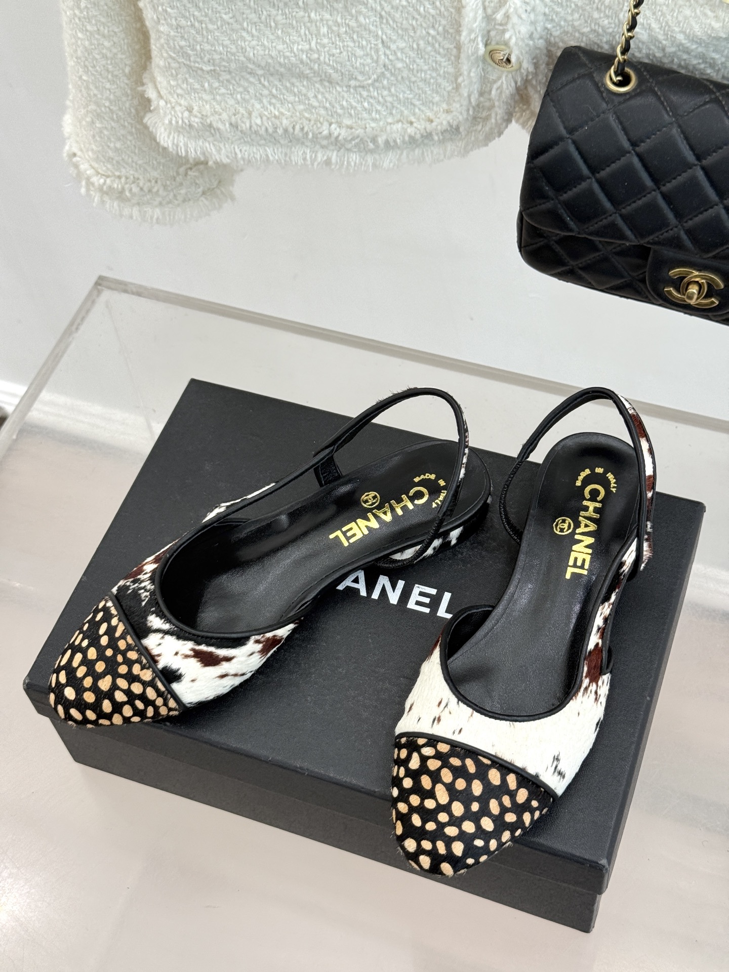 CHANE*｜小香26S双C拼接系列豹纹马毛拼色凉鞋/单鞋以经典双色拼接碰撞野性豹纹标志性双C金属扣点缀