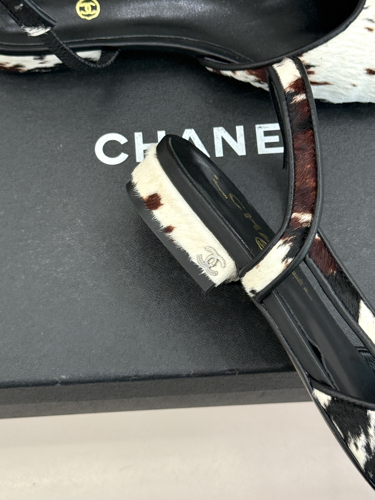 CHANE*｜小香26S双C拼接系列豹纹马毛拼色凉鞋/单鞋以经典双色拼接碰撞野性豹纹标志性双C金属扣点缀