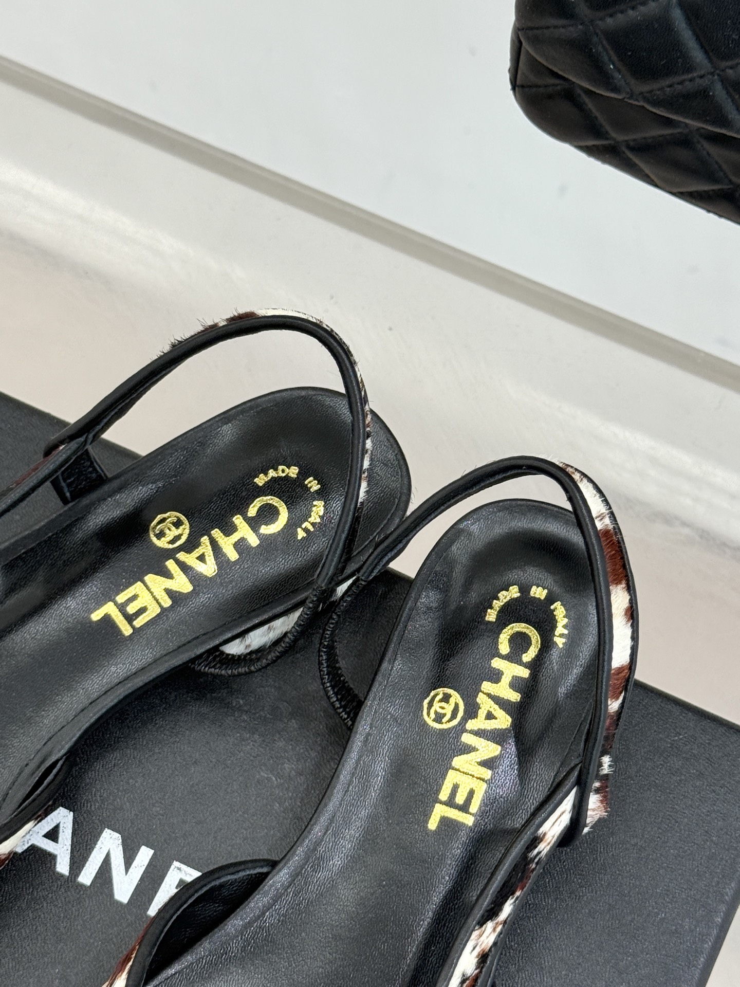 CHANE*｜小香26S双C拼接系列豹纹马毛拼色凉鞋/单鞋以经典双色拼接碰撞野性豹纹标志性双C金属扣点缀