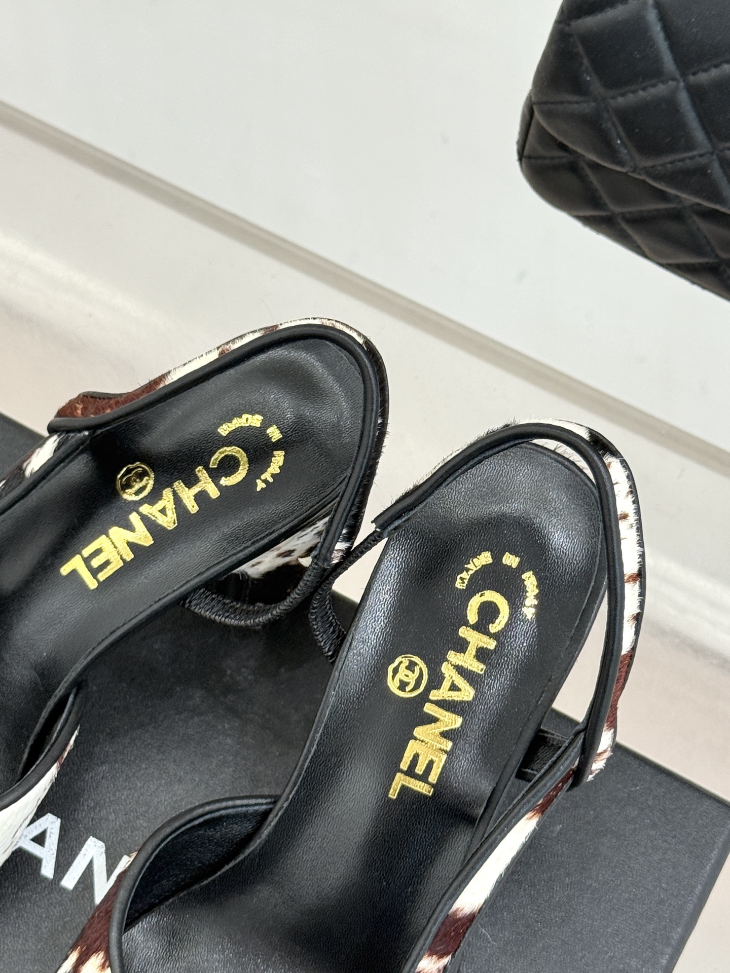 CHANE*｜小香26S双C拼接系列豹纹马毛拼色凉鞋/单鞋以经典双色拼接碰撞野性豹纹标志性双C金属扣点缀