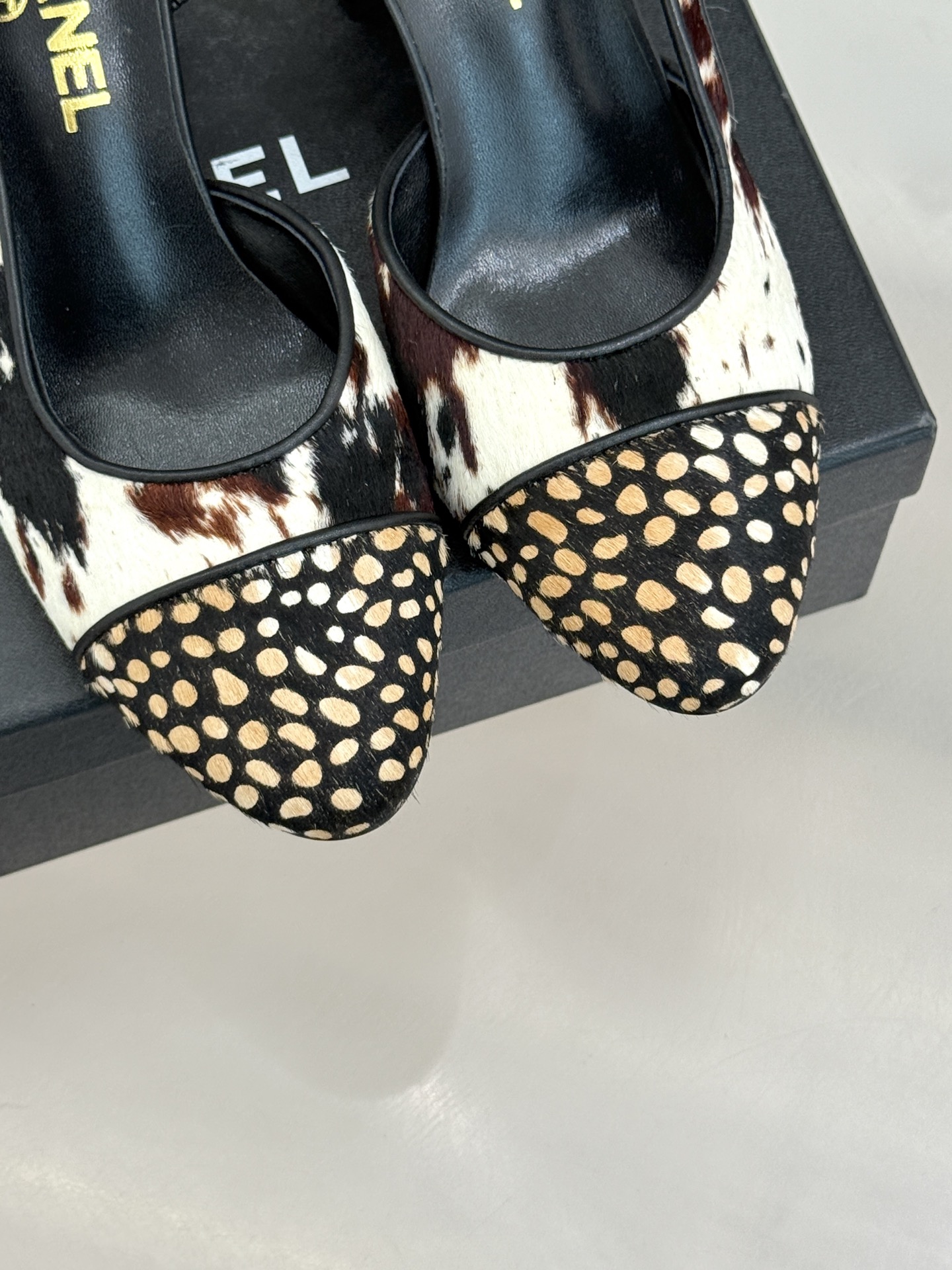 CHANE*｜小香26S双C拼接系列豹纹马毛拼色凉鞋/单鞋以经典双色拼接碰撞野性豹纹标志性双C金属扣点缀