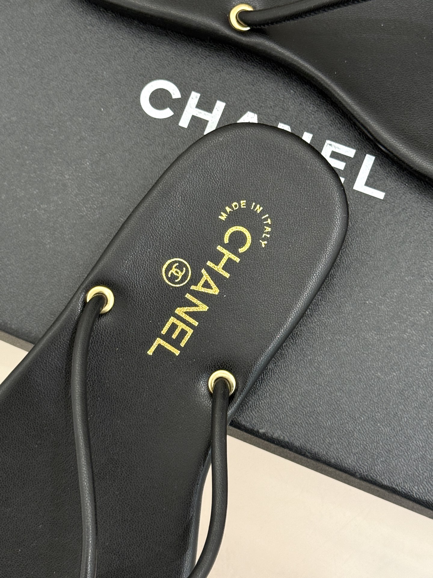 CHANE*｜小香26S双C极简度假风人字拖鞋赴一场海岸与日光的约会以极简笔触 书写度假奢雅新章。利落夹