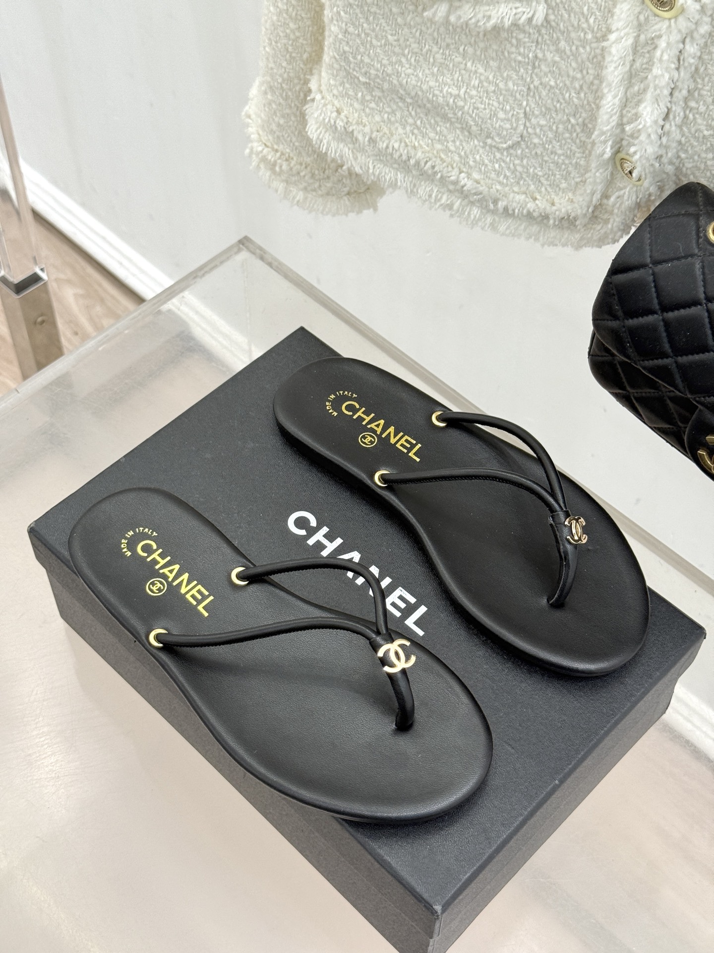 CHANE*｜小香26S双C极简度假风人字拖鞋赴一场海岸与日光的约会以极简笔触 书写度假奢雅新章。利落夹