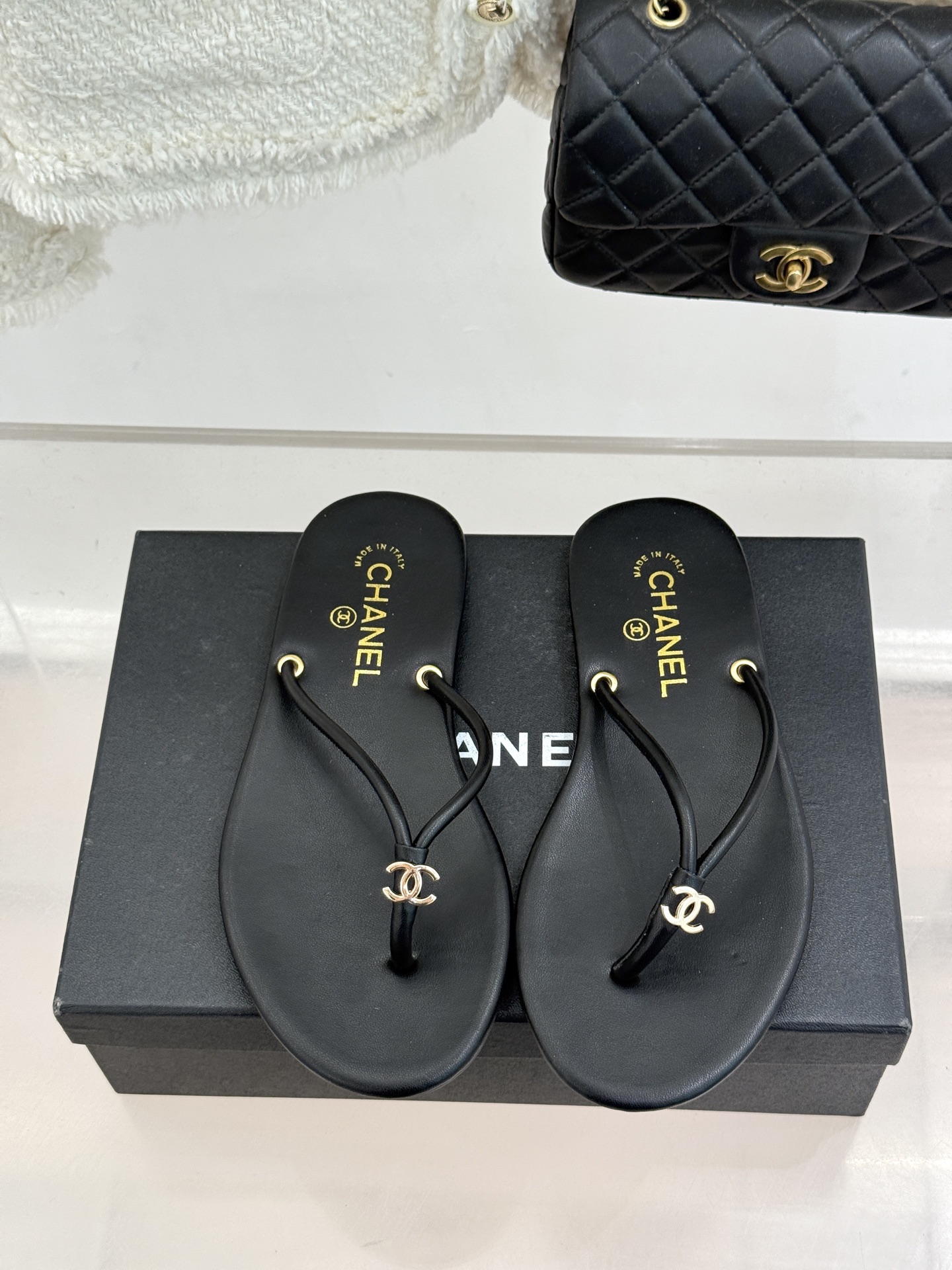 CHANE*｜小香26S双C极简度假风人字拖鞋赴一场海岸与日光的约会以极简笔触 书写度假奢雅新章。利落夹