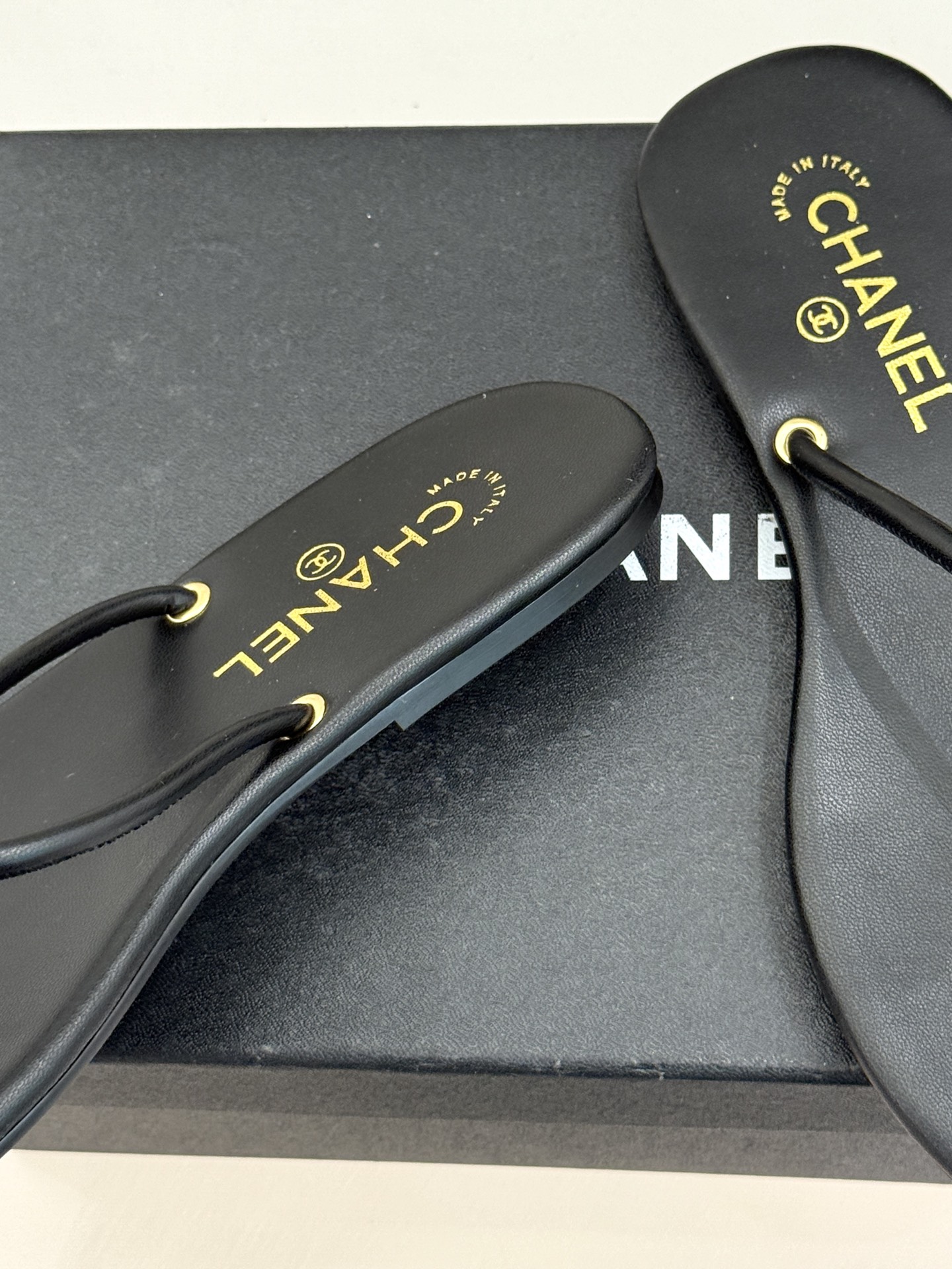 CHANE*｜小香26S双C极简度假风人字拖鞋赴一场海岸与日光的约会以极简笔触 书写度假奢雅新章。利落夹