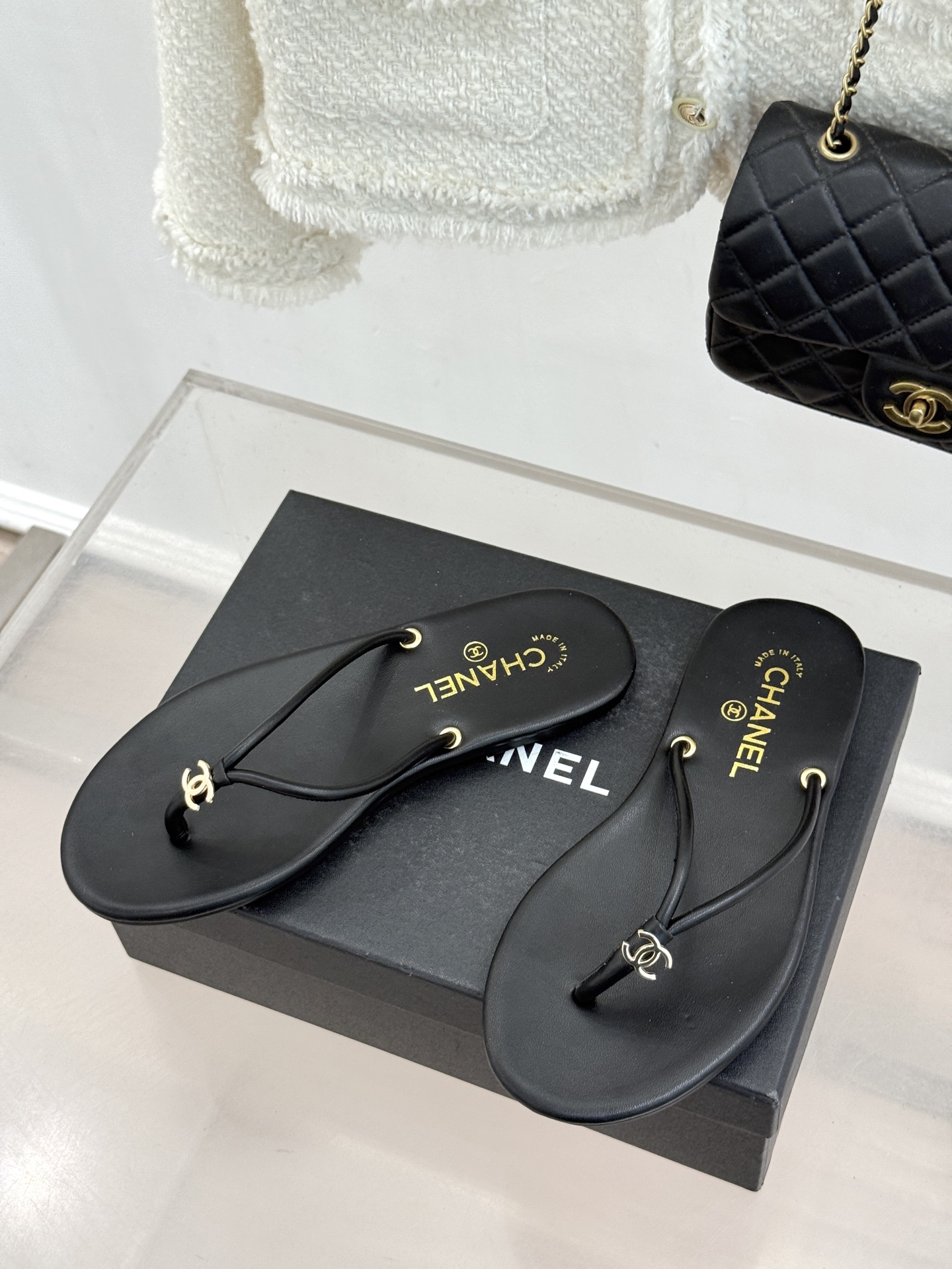 CHANE*｜小香26S双C极简度假风人字拖鞋赴一场海岸与日光的约会以极简笔触 书写度假奢雅新章。利落夹