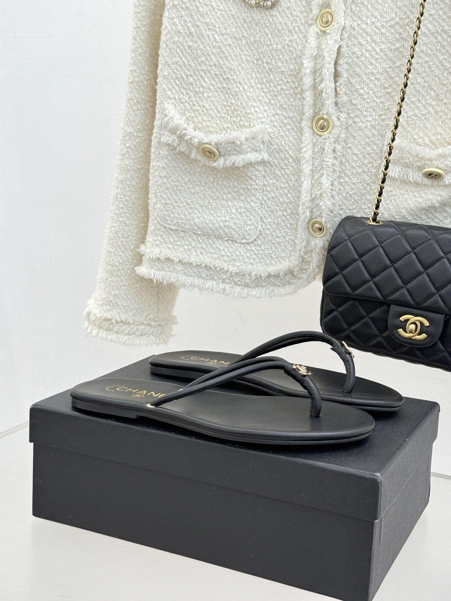 CHANE*｜小香26S双C极简度假风人字拖鞋赴一场海岸与日光的约会以极简笔触 书写度假奢雅新章。利落夹