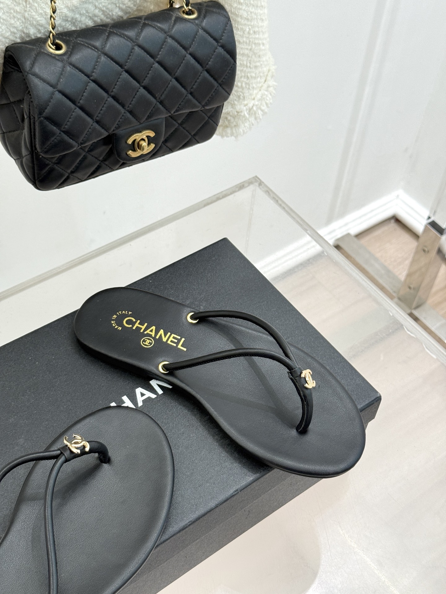 CHANE*｜小香26S双C极简度假风人字拖鞋赴一场海岸与日光的约会以极简笔触 书写度假奢雅新章。利落夹