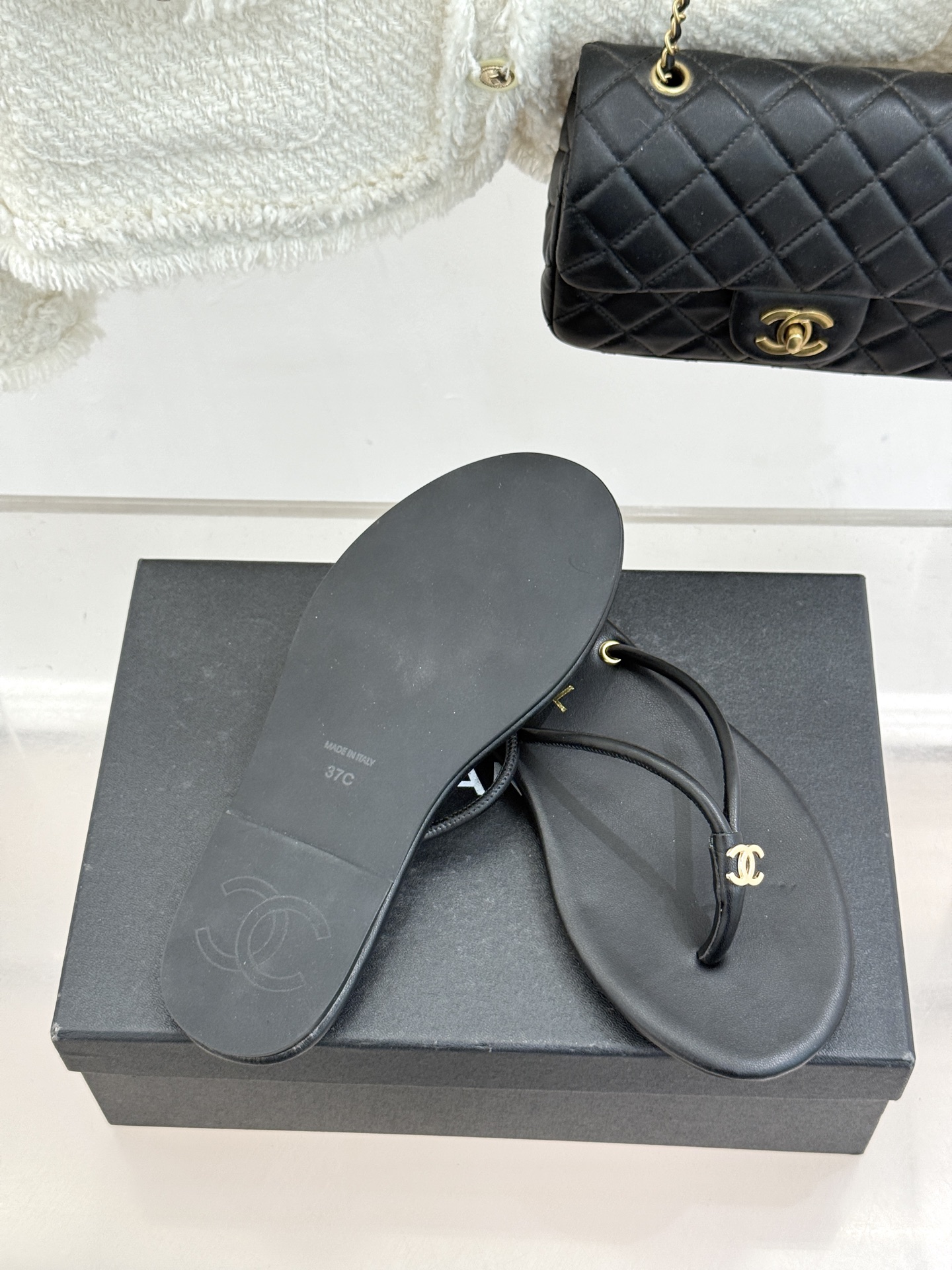 CHANE*｜小香26S双C极简度假风人字拖鞋赴一场海岸与日光的约会以极简笔触 书写度假奢雅新章。利落夹